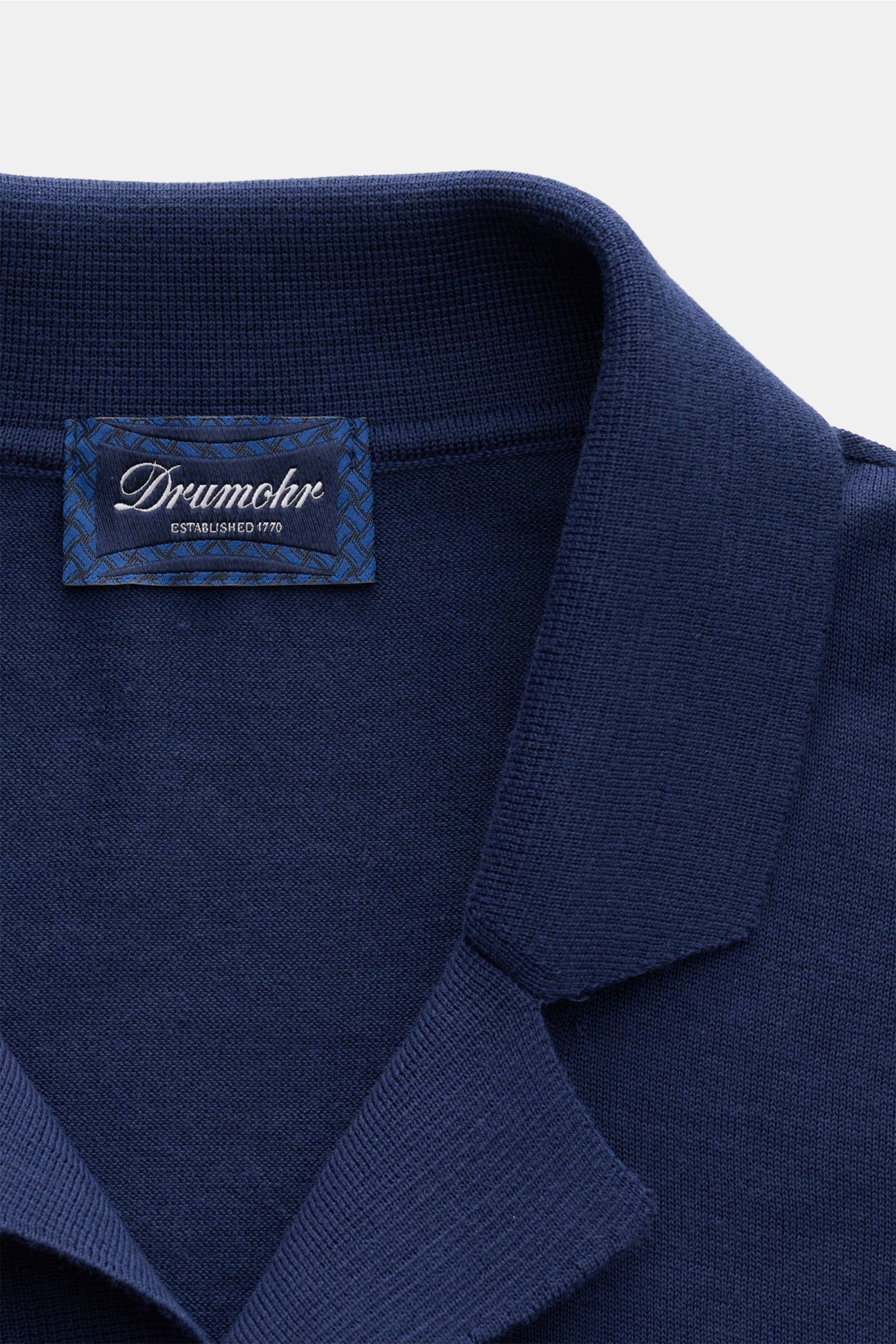 Close-up front view of the Cuban collar on the Drumohr Short sleeve knit shirt dark blue, showcasing pure cotton knit fabric with a very soft feel, regular fit, and straight hem. Stylish casual look: This knit shirt by DRUMOHR is a versatile piece for you