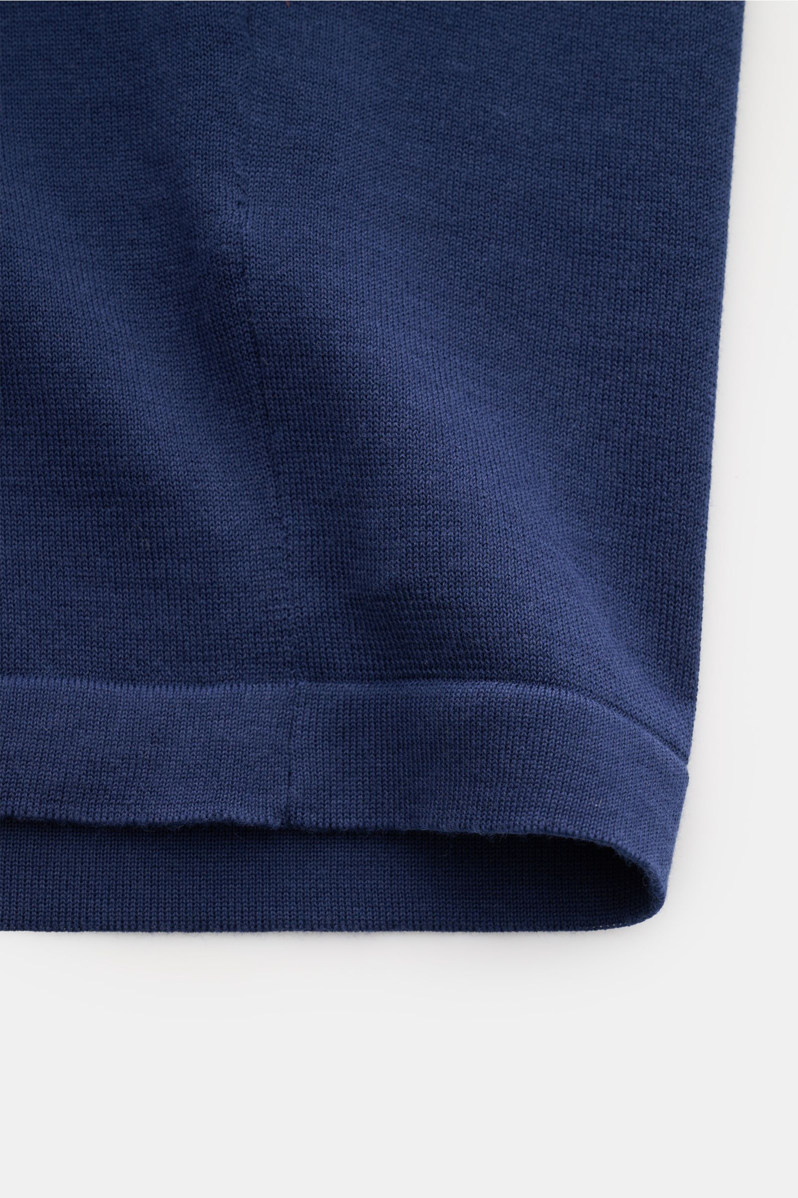 Drumohr Short sleeve knit shirt dark blue shown close-up from the side, highlighting the straight hem and soft pure cotton fabric. Stylish casual look: This knit shirt by DRUMOHR is a versatile piece for your spring wardrobe. Pure cotton, very soft feel, 