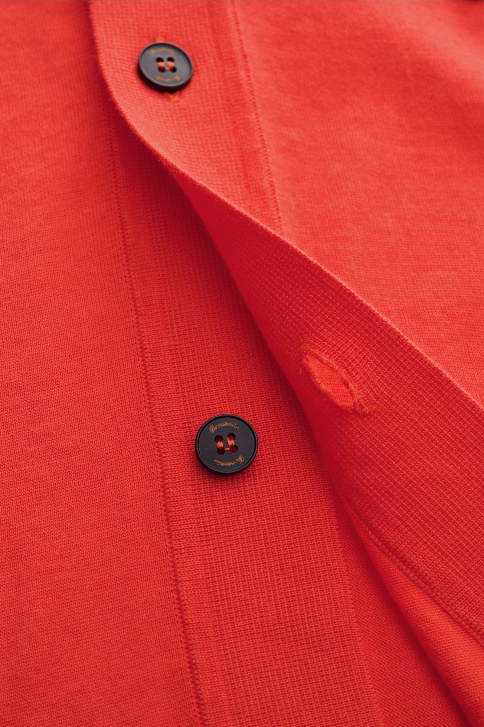 Close-up front view of the Drumohr Short sleeve knit shirt light red showing buttons and knit texture. Stylish casual look: This knit shirt by DRUMOHR is a versatile piece for your spring wardrobe. Pure cotton, very soft feel, regular fit, Cuban collar, s