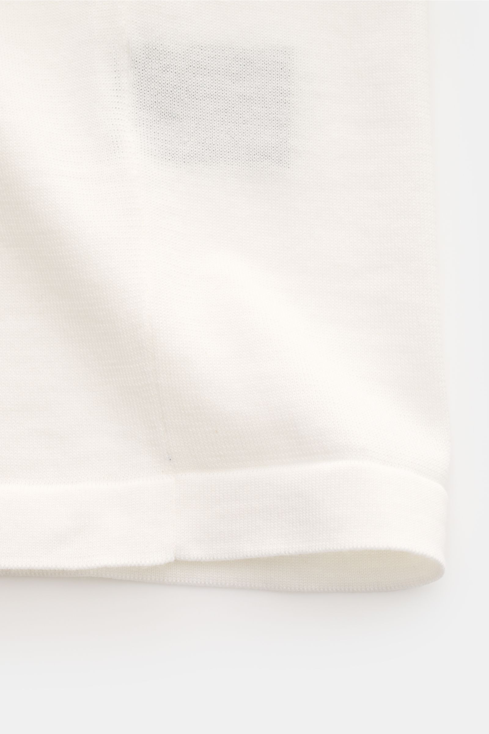 Close-up bottom hem view of Drumohr Short sleeve knit shirt off-white, showcasing pure cotton fabric, soft feel, regular fit with Cuban collar and straight hem for a stylish casual spring look.