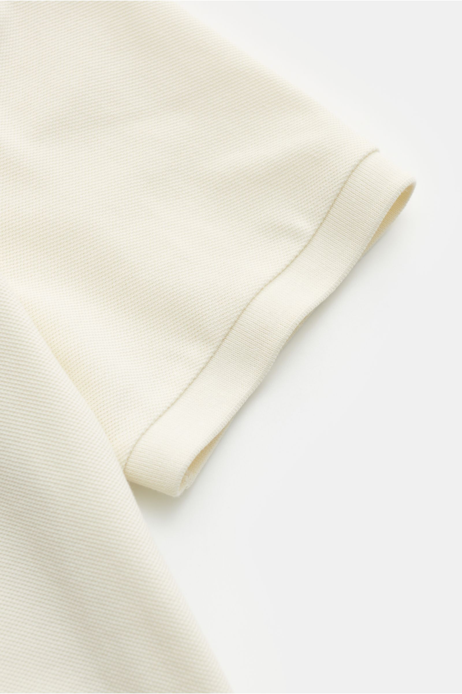 Polo Ralph Lauren Poloshirt creme Nahaufnahme des Ärmels mit elastischem Bündchen und feiner Piqué-Struktur aus reiner Baumwolle, Slim Fit.