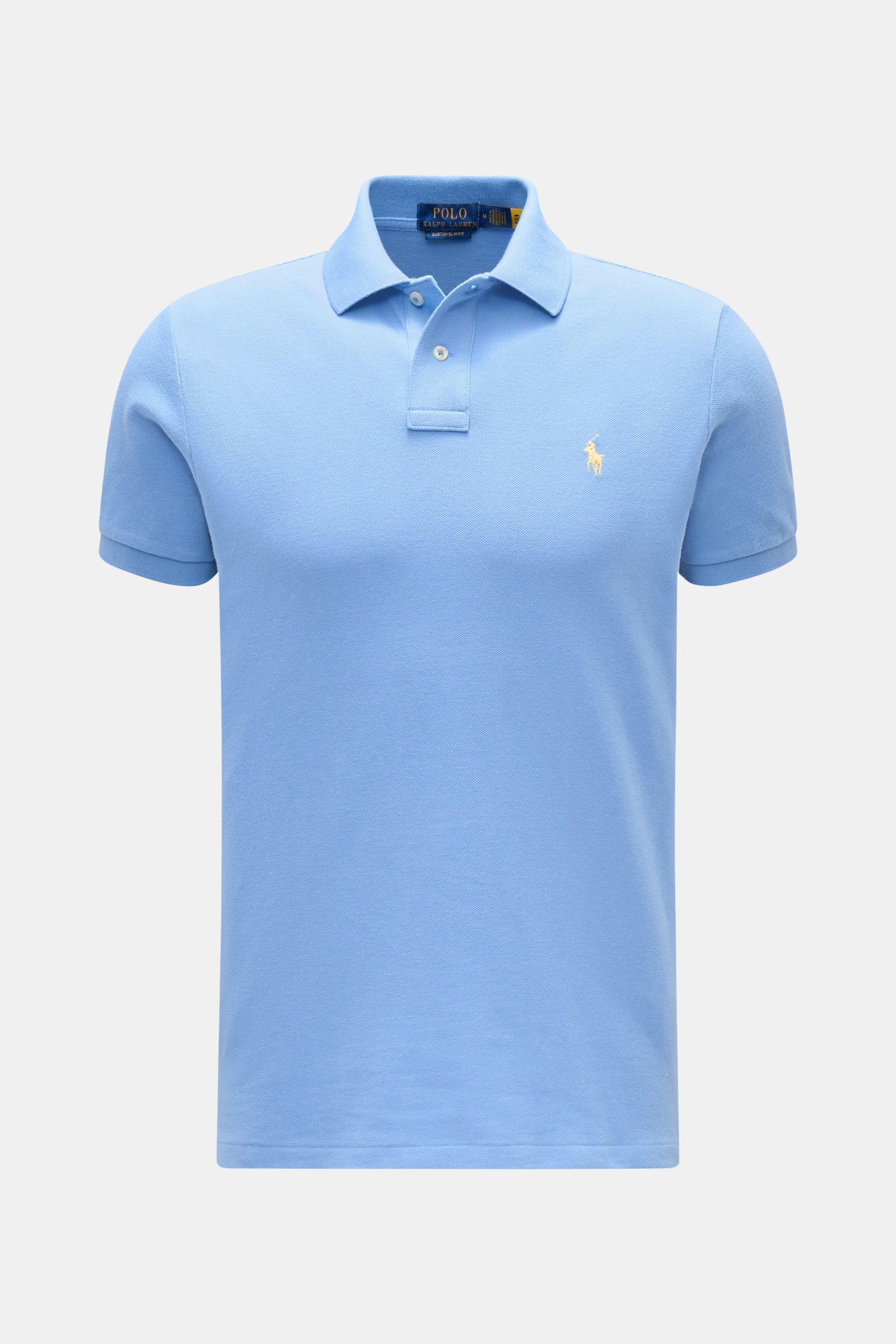 Polo Ralph Lauren Poloshirt hellblau, frontal fotografiert, Slim Fit aus reiner Baumwolle mit feiner Piqué-Struktur, Polokragen, Zwei-Knopf-Leiste, Poloreiter-Stitching, elastische Ärmelbündchen, Saumschlitze.