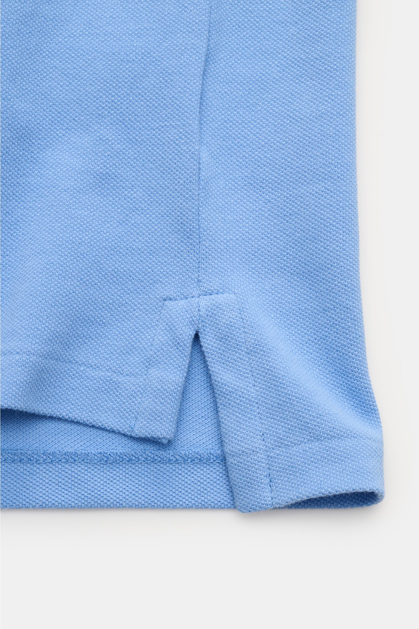 Polo Ralph Lauren Poloshirt hellblau, Detailaufnahme Saum mit seitlichem Schlitz, reine Baumwolle, feine Piqué-Struktur, Slim Fit, elastische Ärmelbündchen.