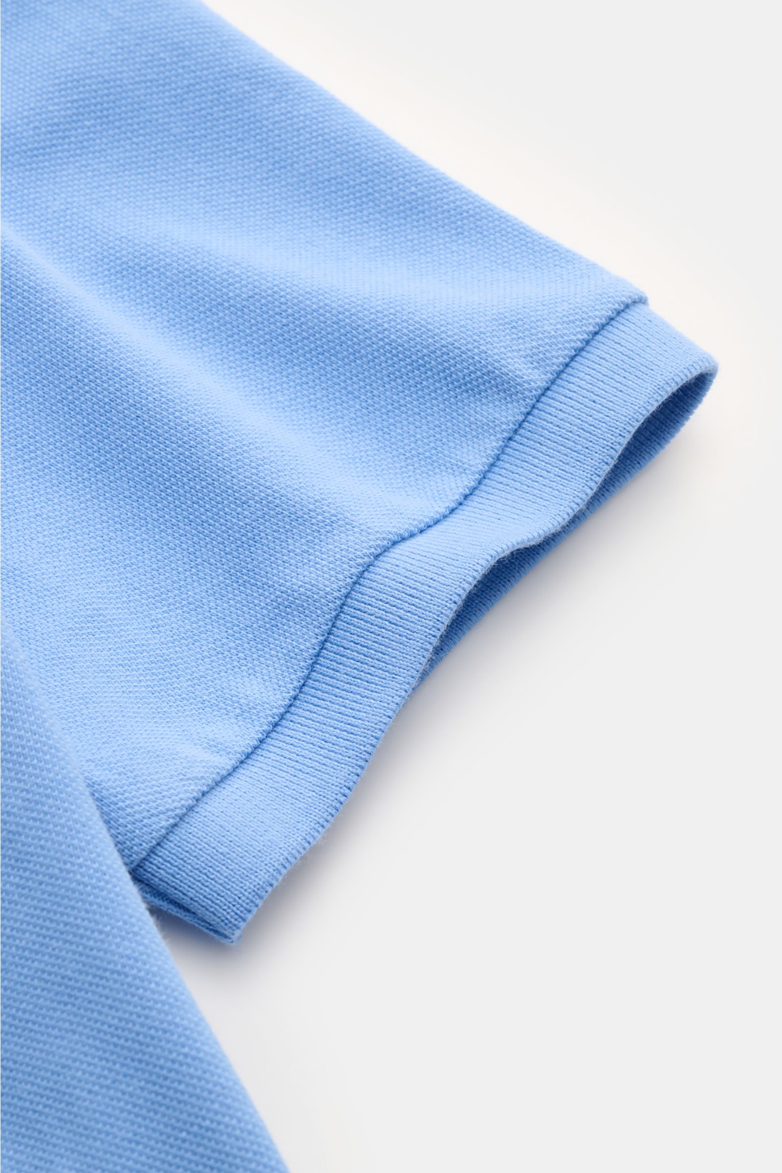 Polo Ralph Lauren Poloshirt hellblau, Detailaufnahme Ärmelsaum mit elastischem Bündchen, Jersey aus reiner Baumwolle, feine Piqué-Struktur.