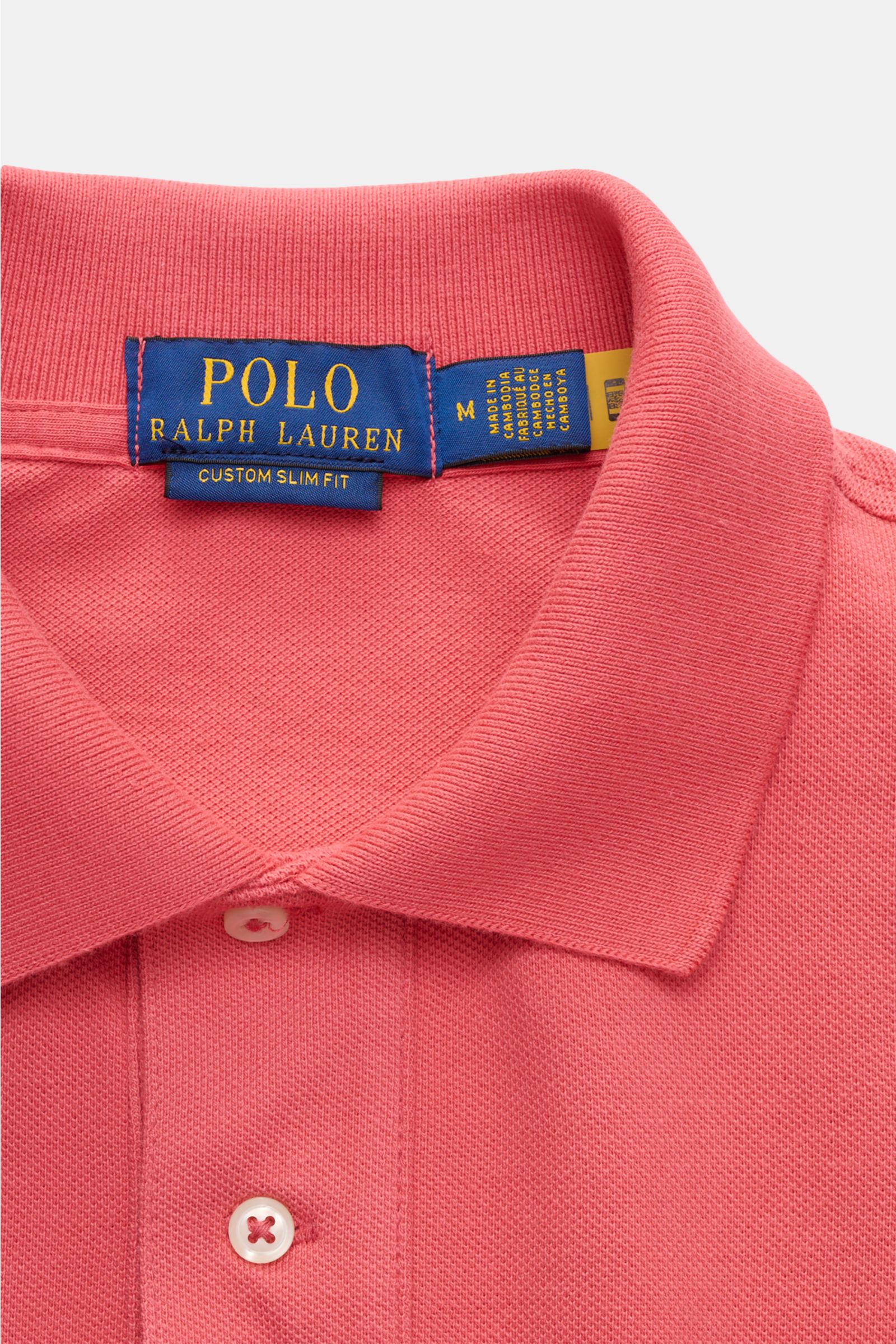 Polo Ralph Lauren Poloshirt koralle in Slim Fit, reine Baumwoll-Piqué, Polokragen, Zwei-Knopf-Leiste, Detailansicht von oben.