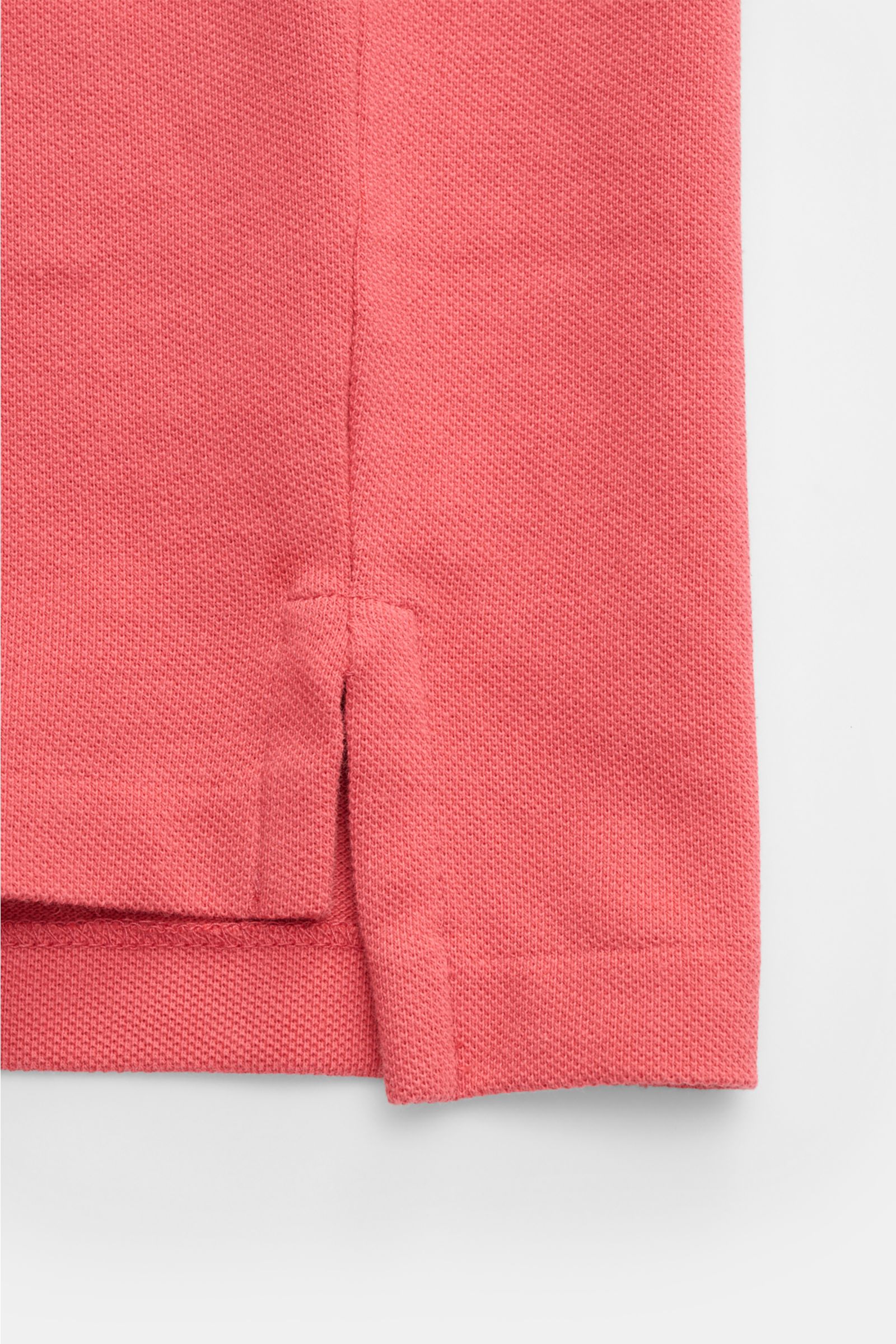 Polo Ralph Lauren Poloshirt koralle in Slim Fit, Detailaufnahme seitlicher Saumschlitz, reine Baumwoll-Piqué-Struktur, elastische Ärmelbündchen.