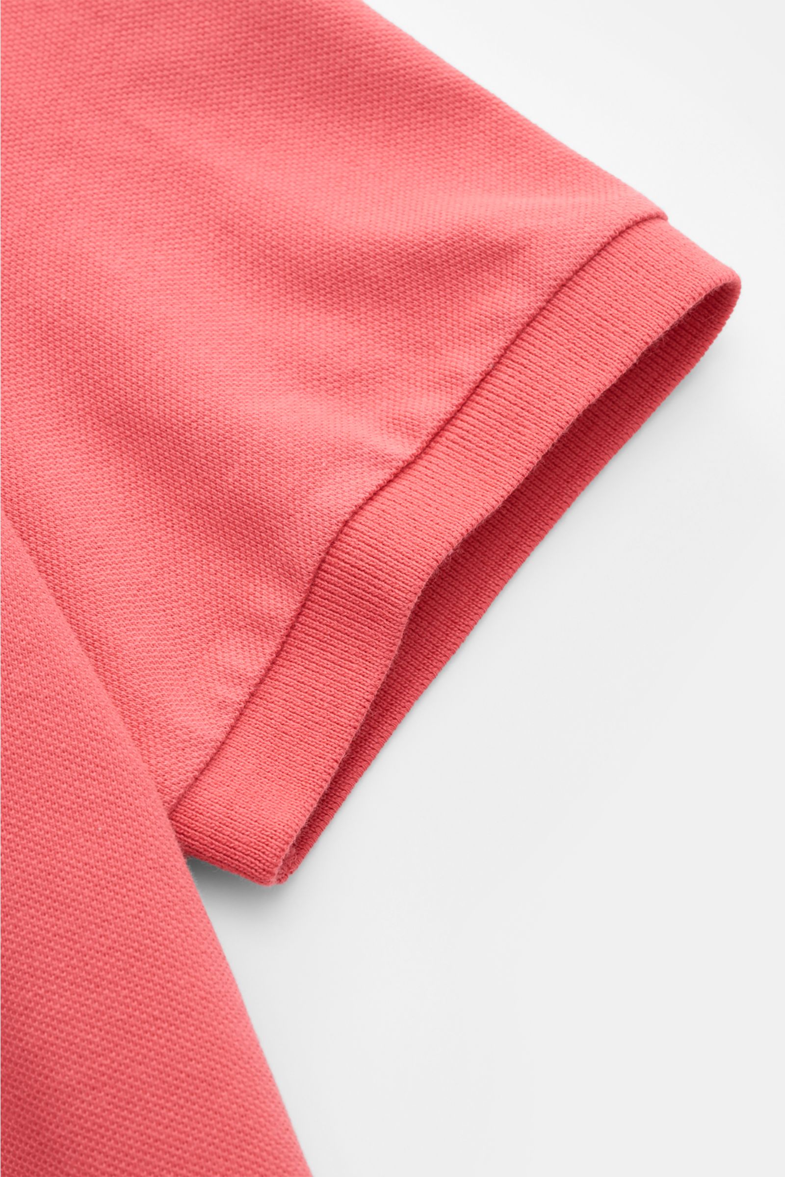 Polo Ralph Lauren Poloshirt koralle, Nahaufnahme Ärmel mit elastischem Bündchen, reine Baumwolle Piqué, Slim Fit, typische Struktur, seitliche Saumschlitze.
