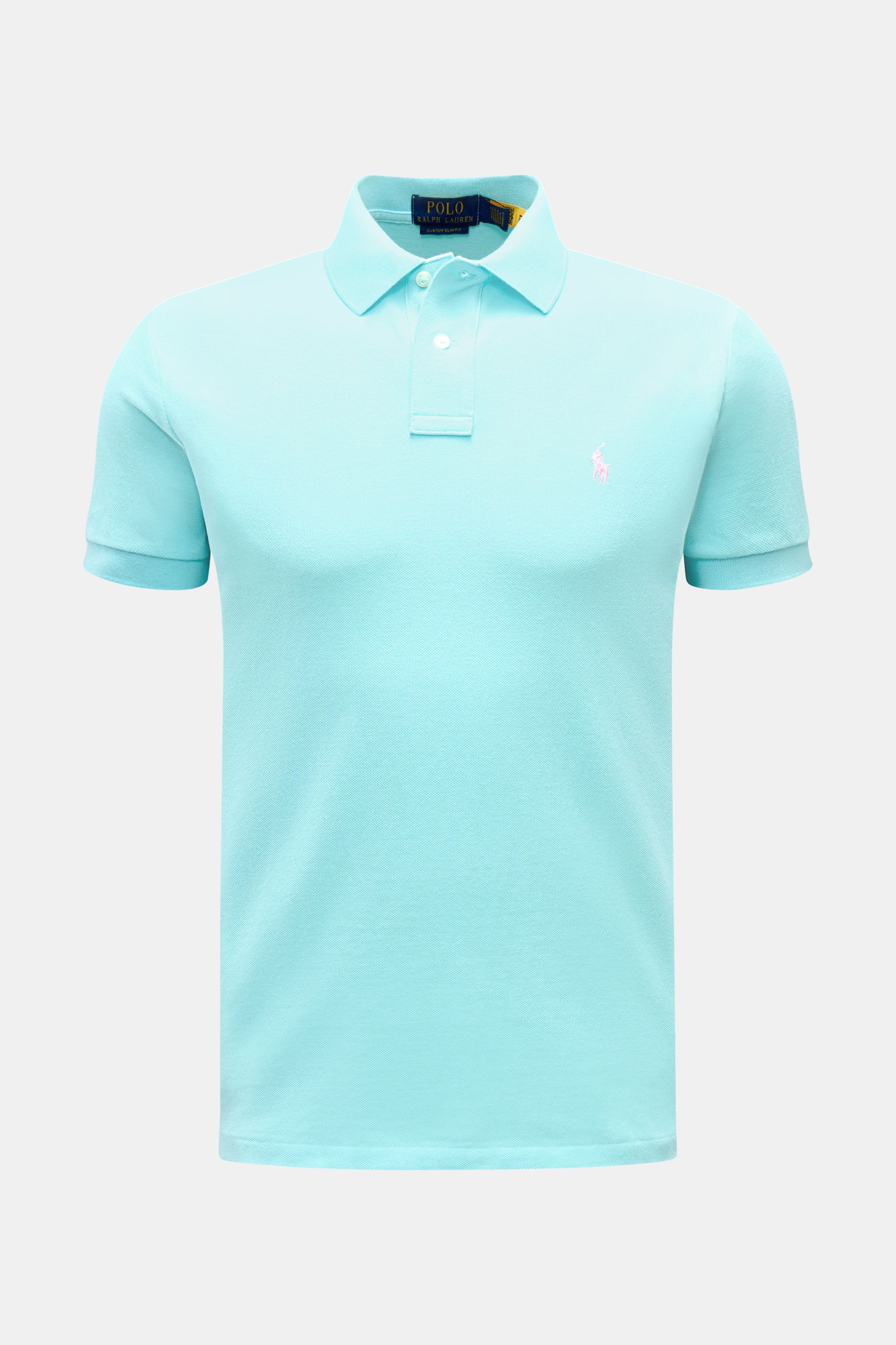 Polo Ralph Lauren Poloshirt hellblau, Slim Fit, reine Baumwolle, Piqué-Struktur, Polokragen, Zwei-Knopf-Leiste, Logo-Stitching, frontal fotografiert.