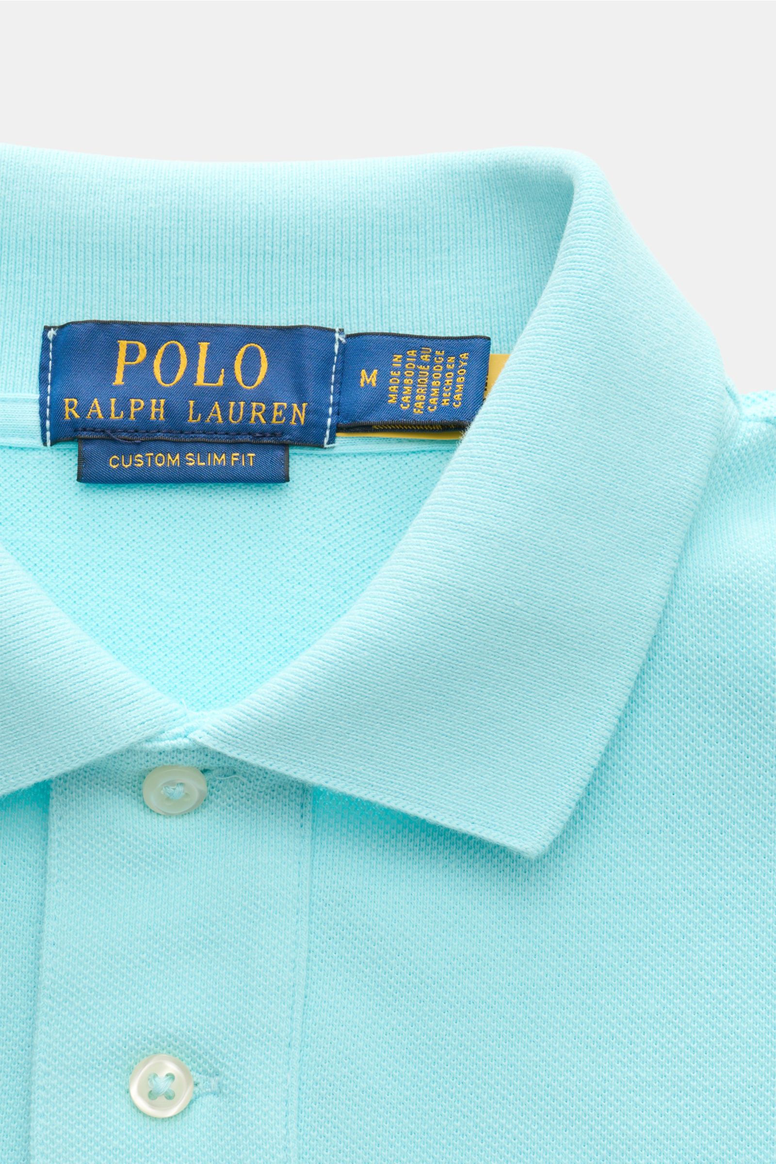 Polo Ralph Lauren Poloshirt hellblau, Nahaufnahme von Polokragen, Zwei-Knopf-Leiste, Slim Fit, feine Piqué-Struktur aus reiner Baumwolle.