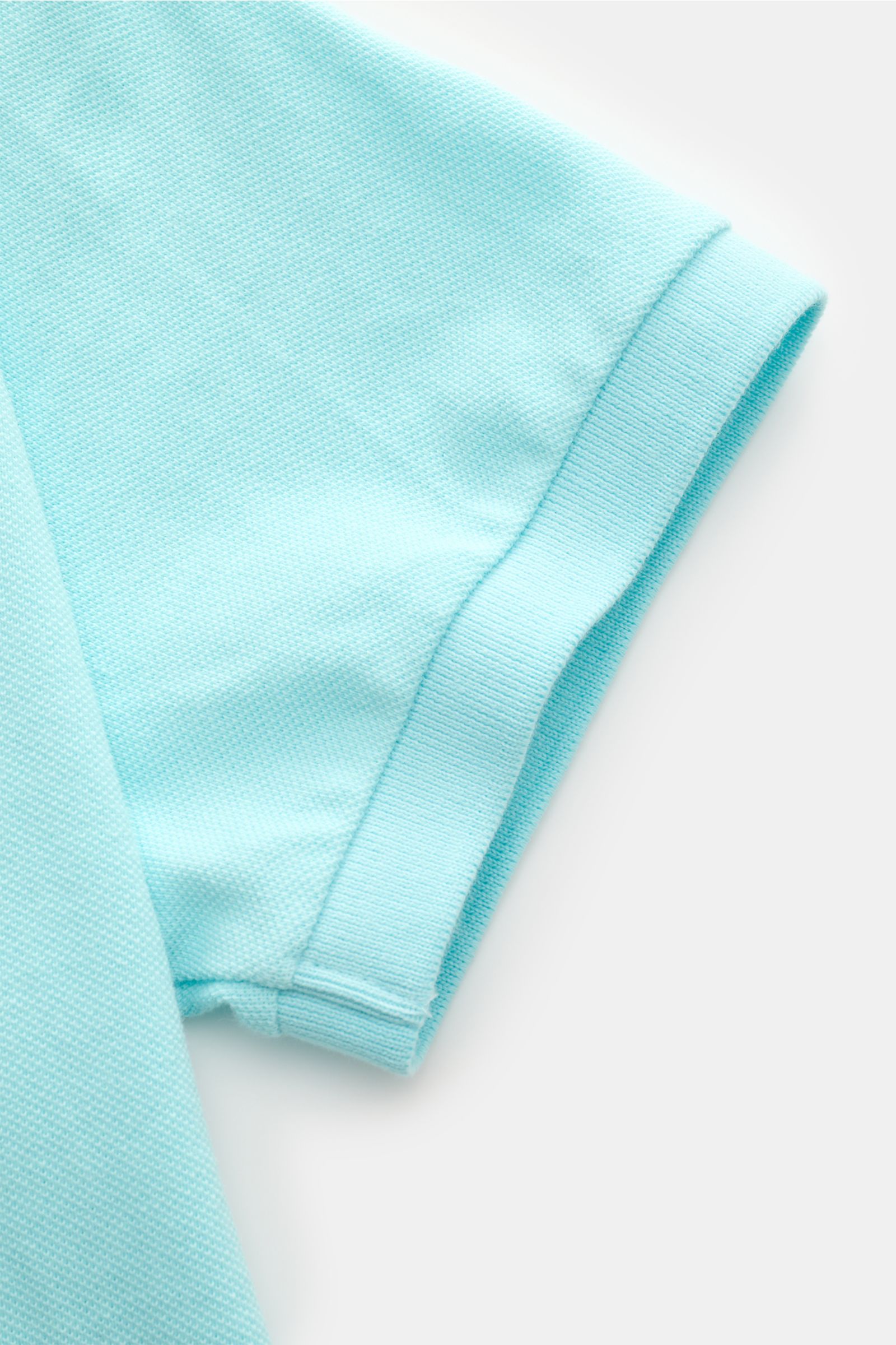 Polo Ralph Lauren Poloshirt hellblau, Nahaufnahme Ärmel mit elastischem Bündchen, feine Piqué-Struktur, Jersey aus reiner Baumwolle.
