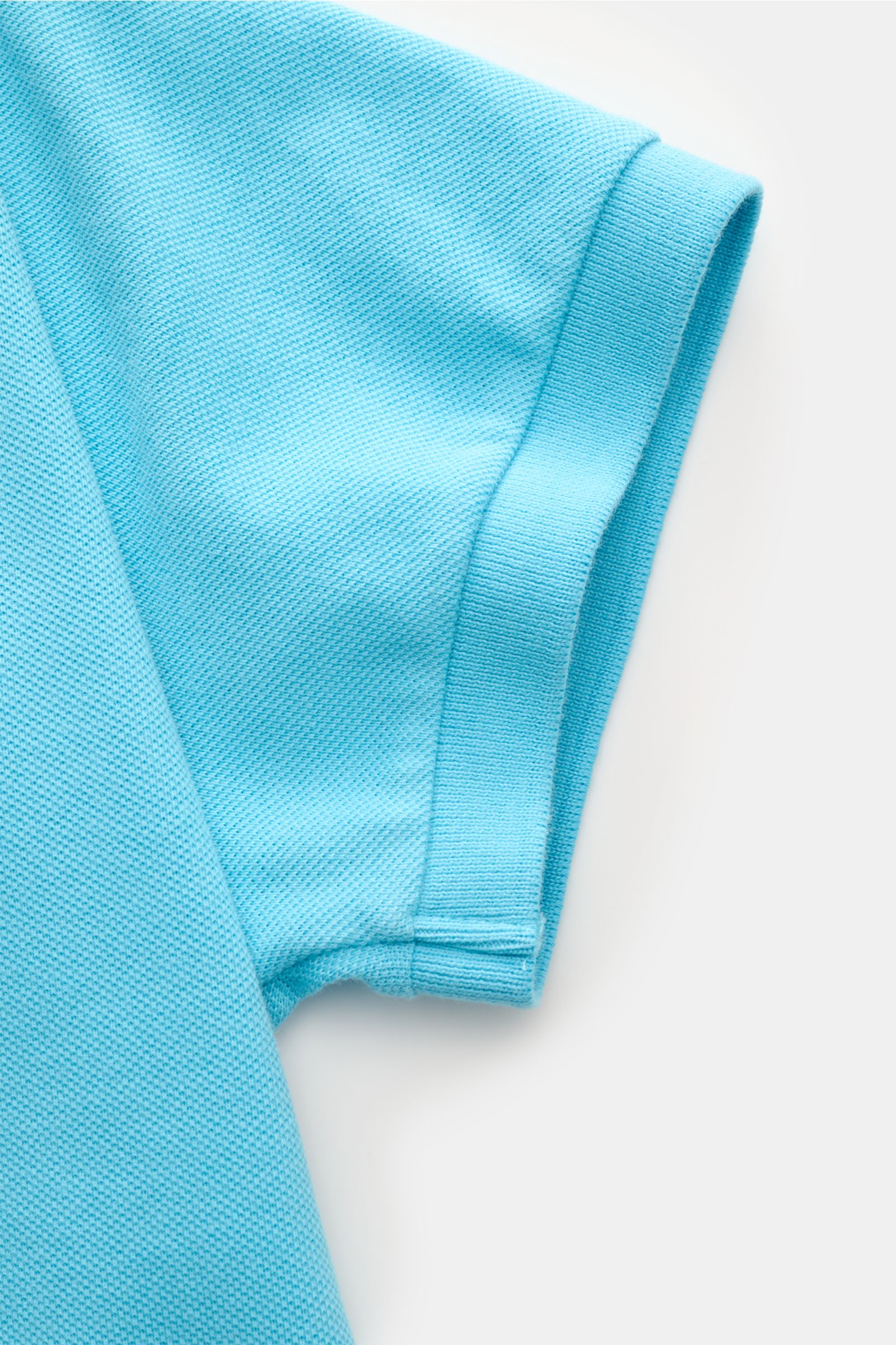 Nahaufnahme des kurzärmligen Polo Ralph Lauren Poloshirt azurblau von oben, Piqué-Baumwolljersey mit elastischem Ärmelbündchen.