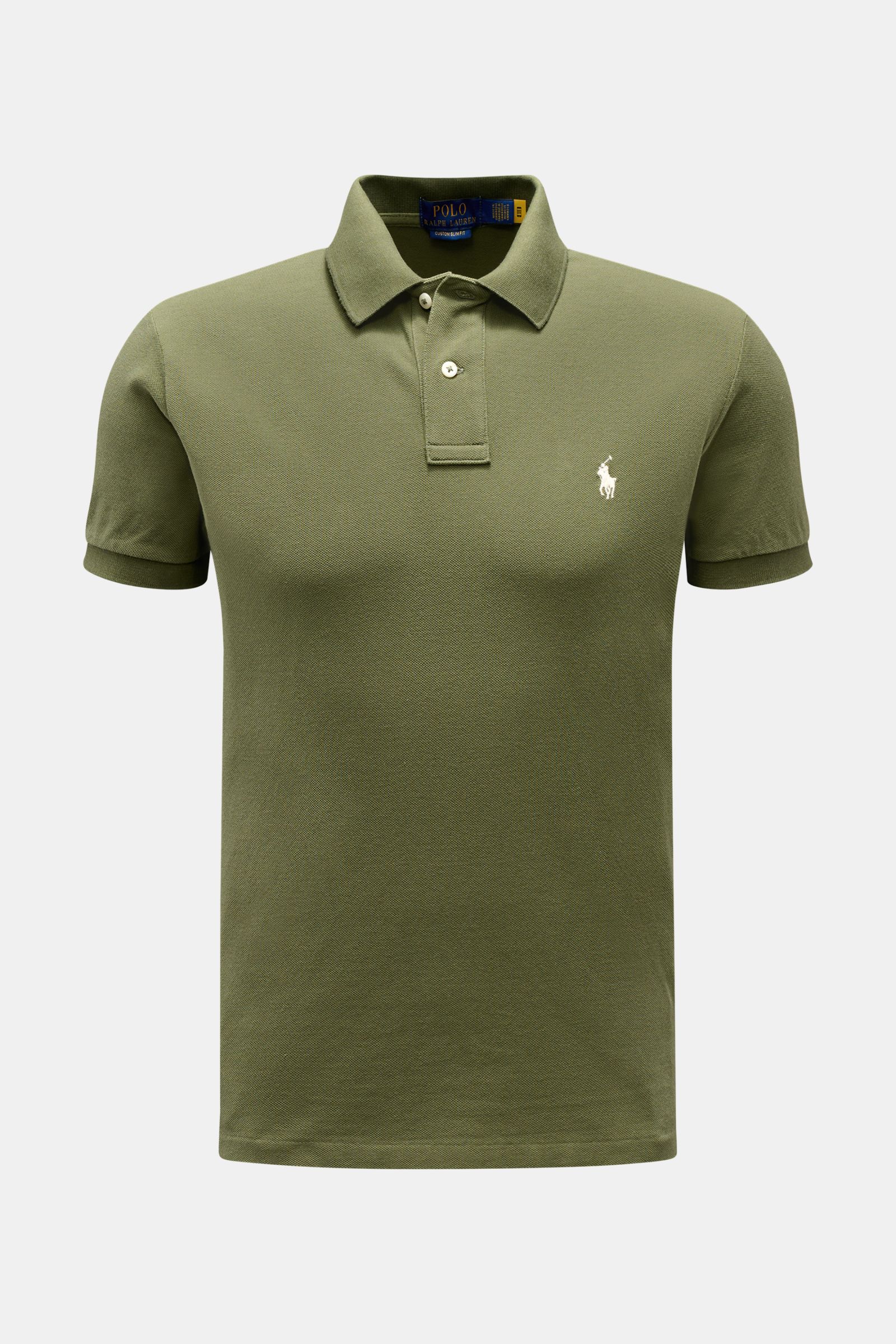 Polo Ralph Lauren Poloshirt oliv, frontal fotografiert, Slim Fit, aus reiner Baumwolle mit feiner Piqué-Struktur, Polokragen, Zwei-Knopf-Leiste und Poloreiter-Stitching.