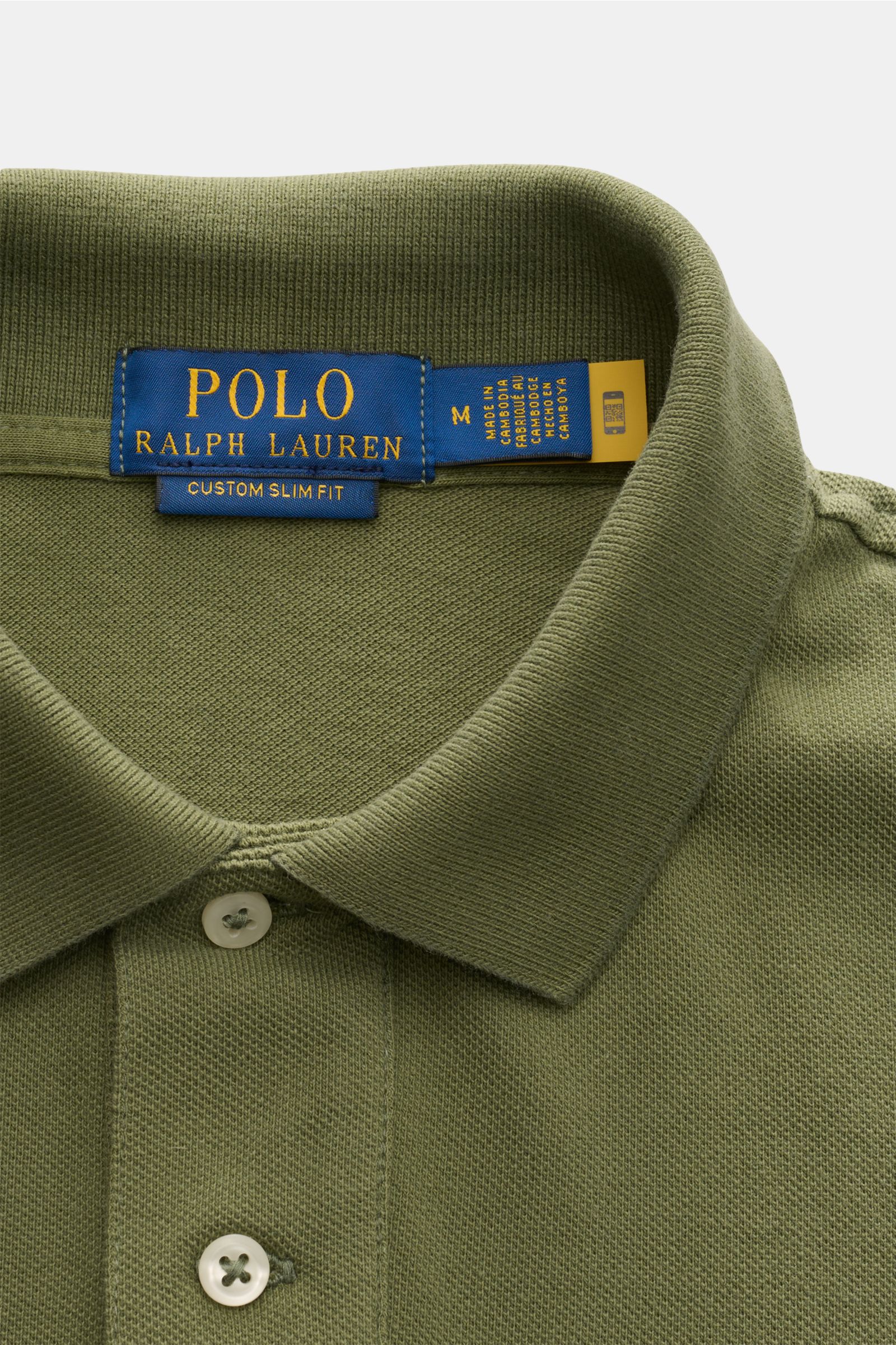 Polo Ralph Lauren Poloshirt oliv, Detailfoto von oben, feine Piqué-Struktur, Jersey aus Baumwolle, Slim Fit, Polokragen, Zwei-Knopf-Leiste.