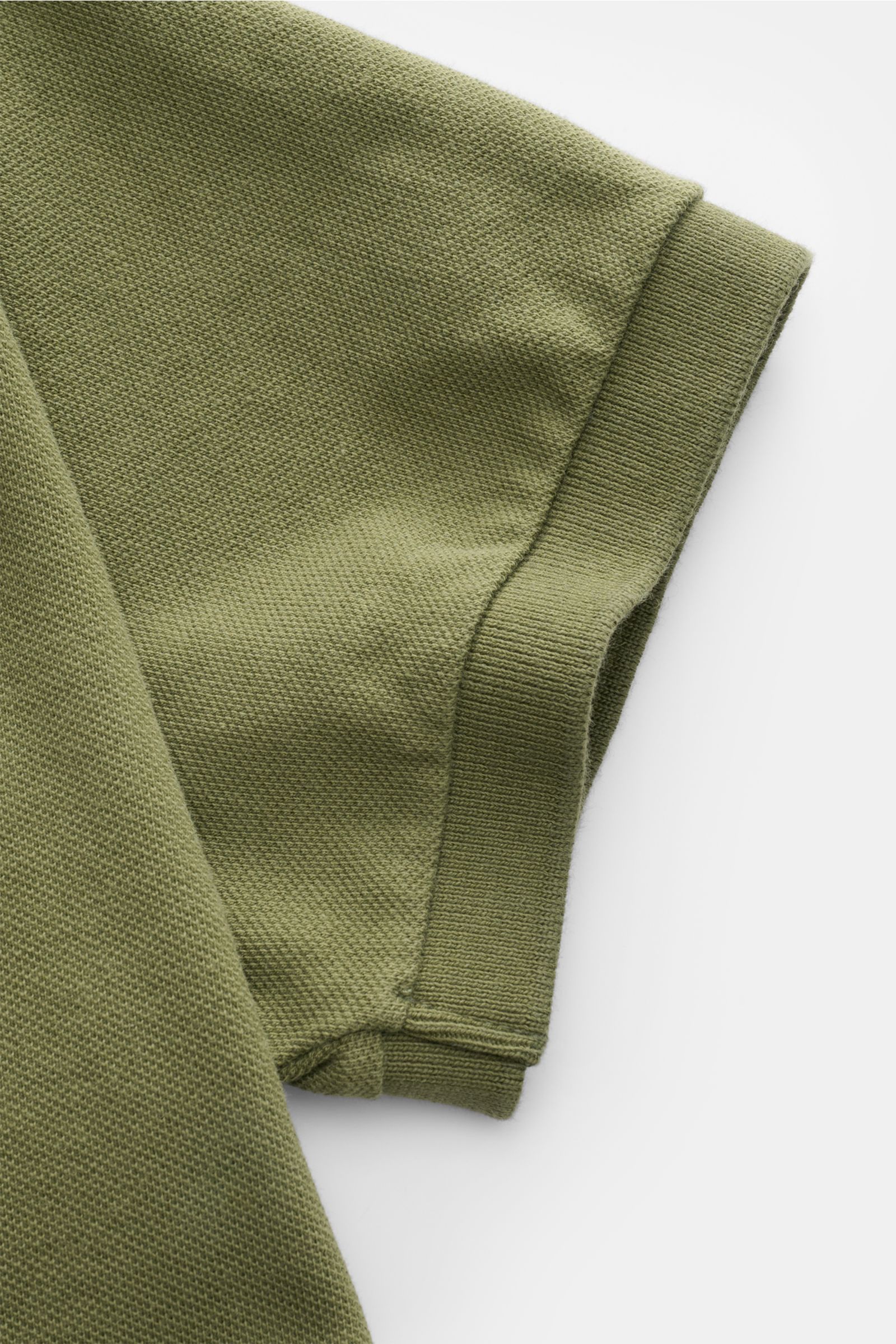 Close-up side view of the sleeve of a Polo Ralph Lauren Polo shirt olive, made of pure cotton piqué with elasticated cuff and fine texture. The classic among polo shirts since 1972: The iconic pure cotton piqué model with the famous polo rider stitchin