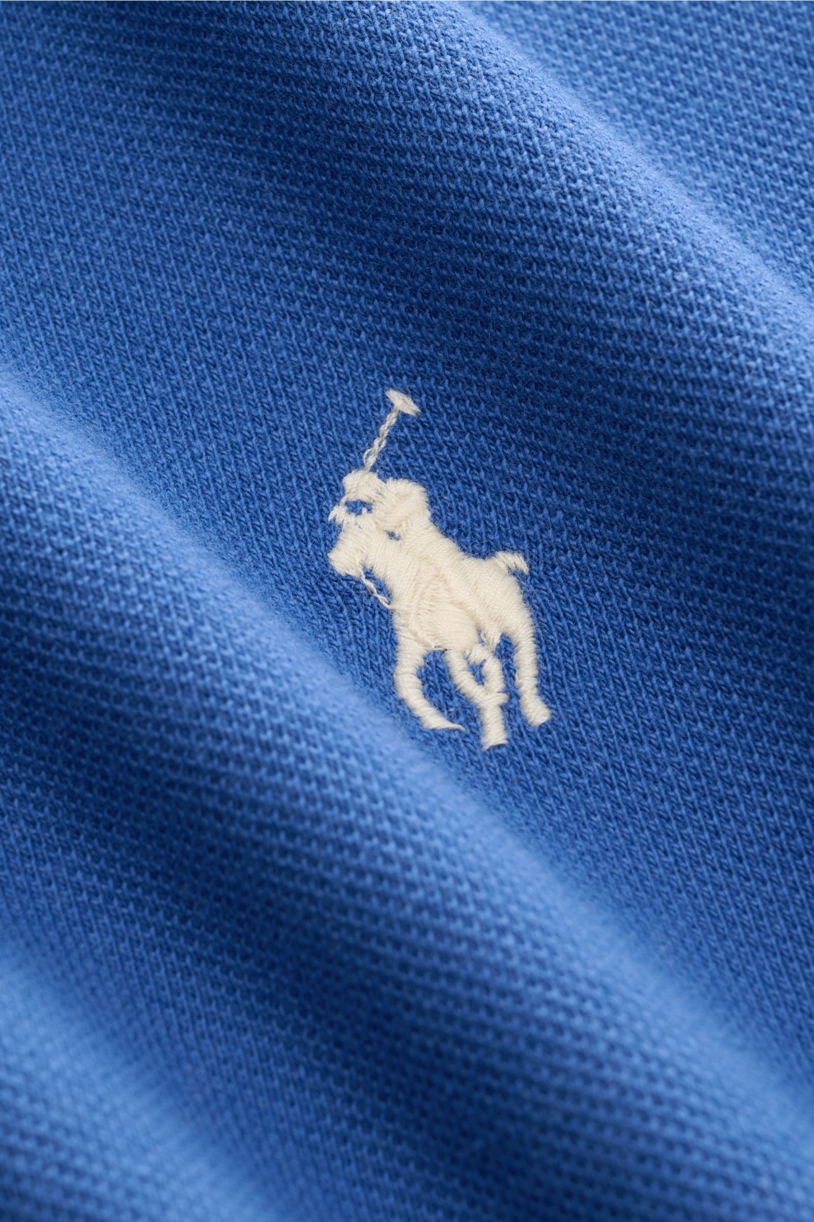 Close-up view of the Polo Ralph Lauren Polo shirt dark blue showing the iconic white polo rider stitching on pure cotton piqué fabric. 

The classic among polo shirts since 1972: The iconic pure cotton piqué model with the famous polo rider stitching o
