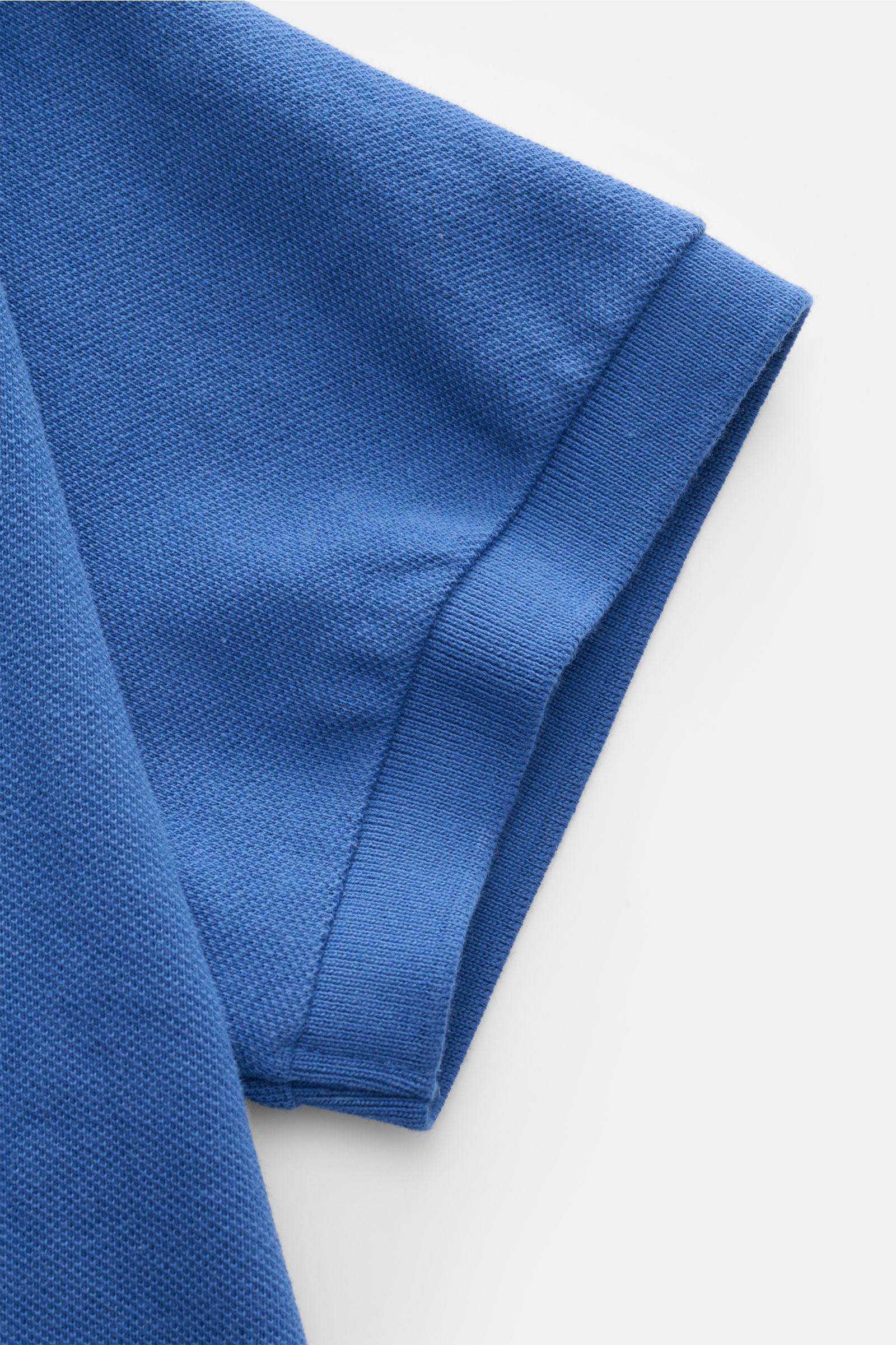 Close-up side view of sleeve on Polo Ralph Lauren Polo shirt dark blue, classic pure cotton piqué fabric with elasticated cuff.

Description: The classic among polo shirts since 1972: The iconic pure cotton piqué model with the famous polo rider stitch