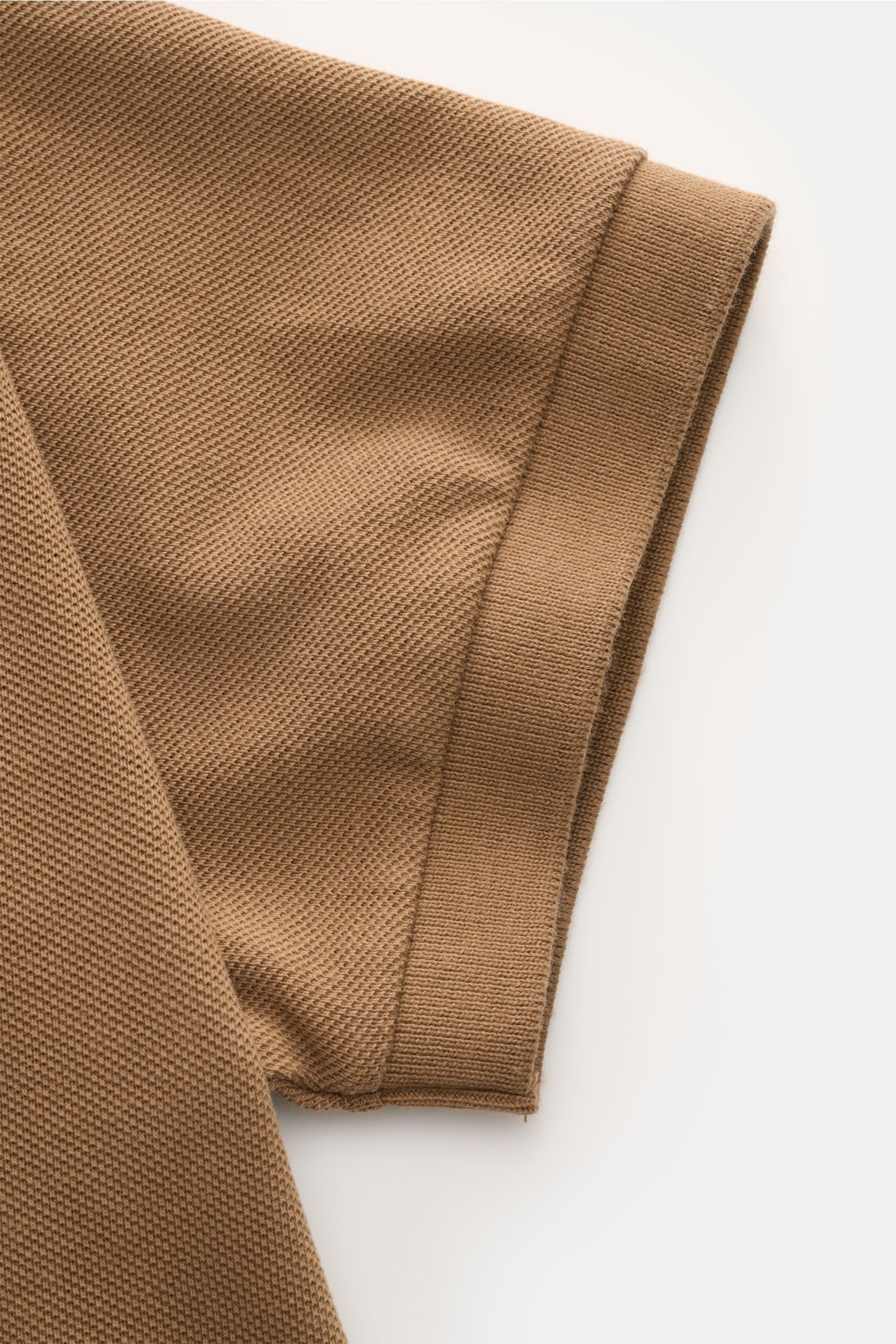 Braunes Polo Ralph Lauren Poloshirt, Nahaufnahme von kurzärmeligem Piqué-Jersey mit elastischem Ärmelbündchen, Slim Fit, Polokragen, zwei Knöpfen und labeltypischem Logo-Stitching.