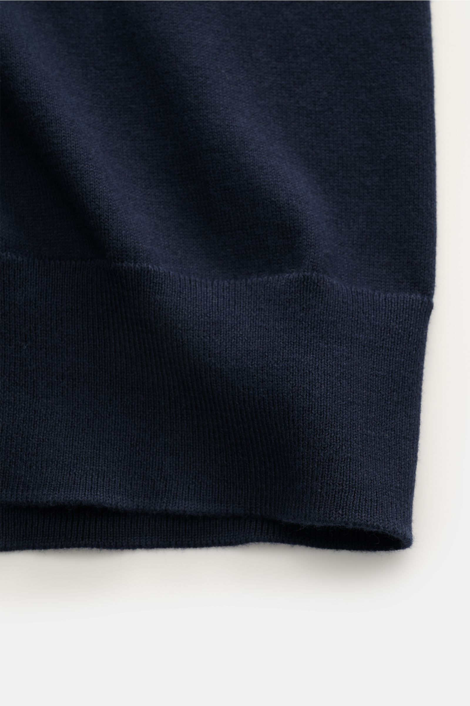 Polo Ralph Lauren Kurzarm-Strickpolo navy in Nahaufnahme von unten, feiner Baumwoll-Feinstrick mit elastischem Bund.