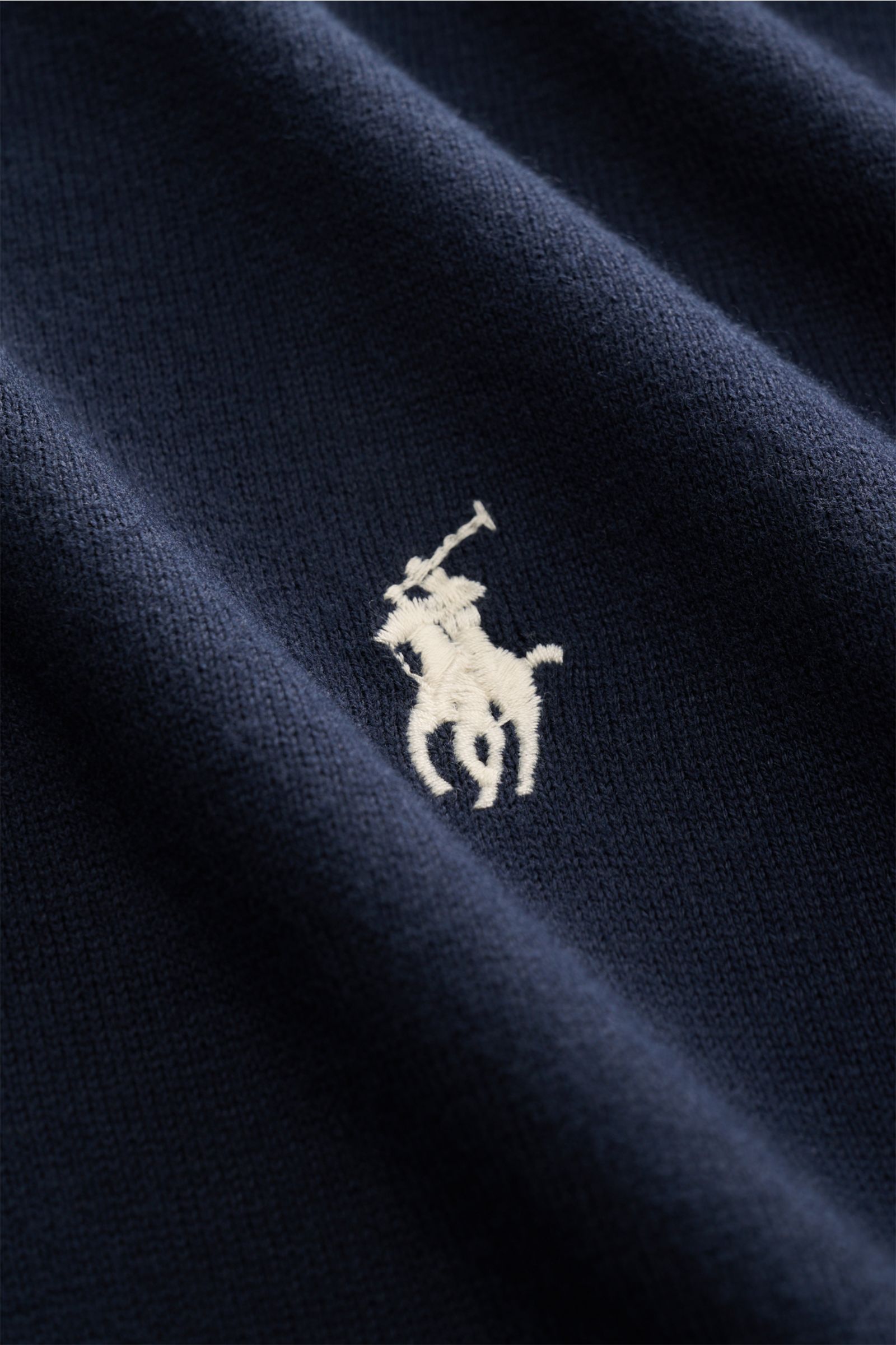 Nahaufnahme des Polo Ralph Lauren Kurzarm-Strickpolo navy in Feinstrick, zeigt das weiße Logo-Stitching auf navyfarbenem Stoff.