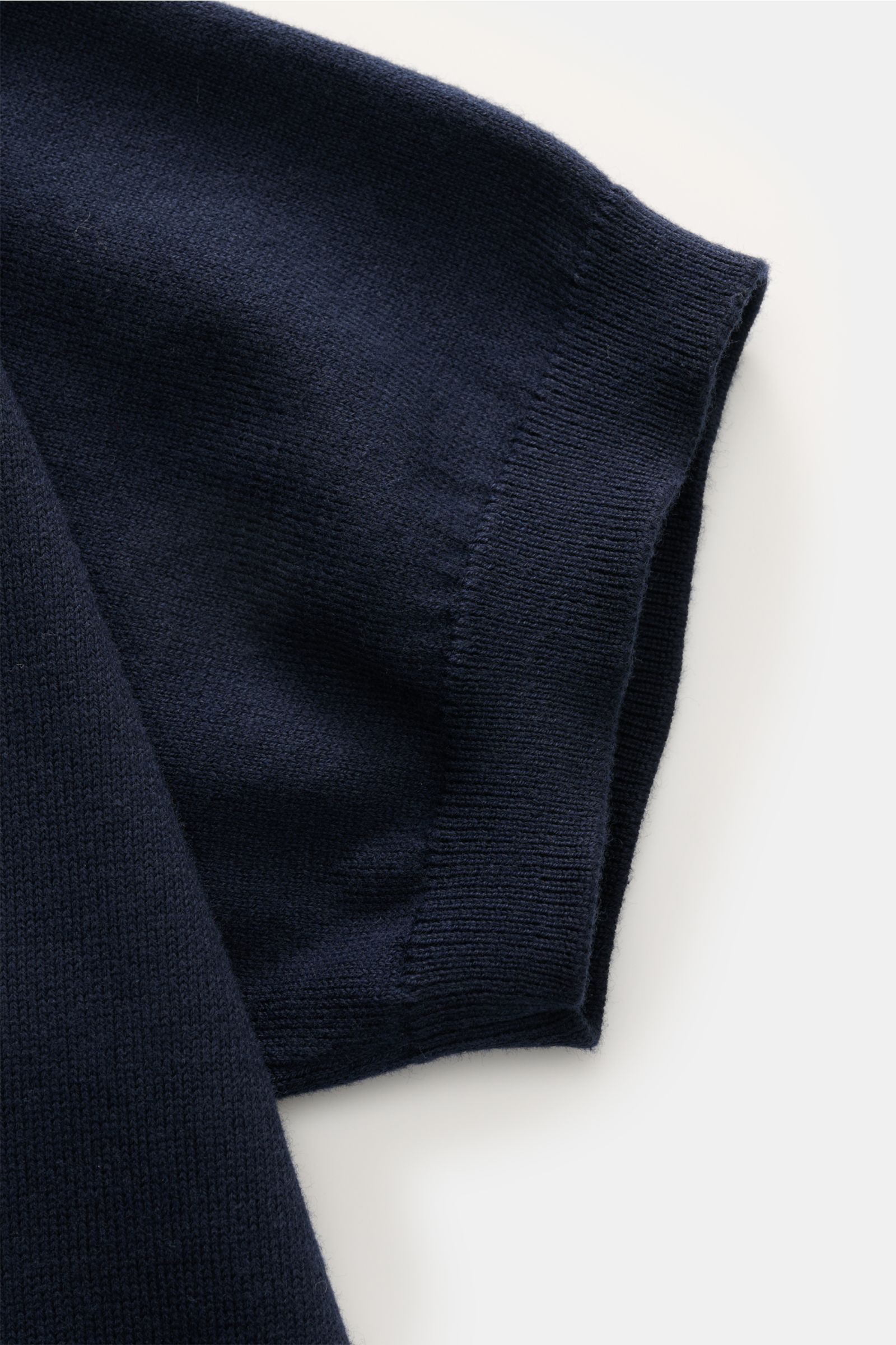 Nahaufnahme des Polo Ralph Lauren Kurzarm-Strickpolo navy, feinstrick Baumwolle, elastische Ärmelbündchen, elastischer Bund, seitliche Perspektive.