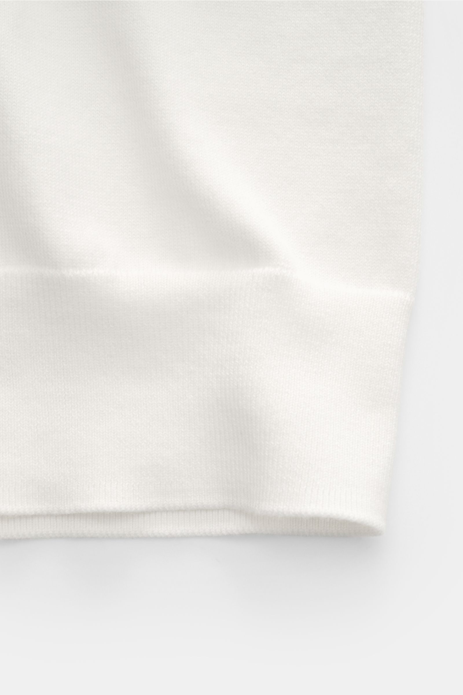 Close-up front view of the Polo Ralph Lauren Kurzarm-Strickpolo offwhite showing fine knit cotton fabric, elastic cuffs, and waistband. Sommerlicher Klassiker: Das Kurzarm-Strickpolo von POLO RALPH LAUREN verbindet zeitloses Design mit höchstem Trageko