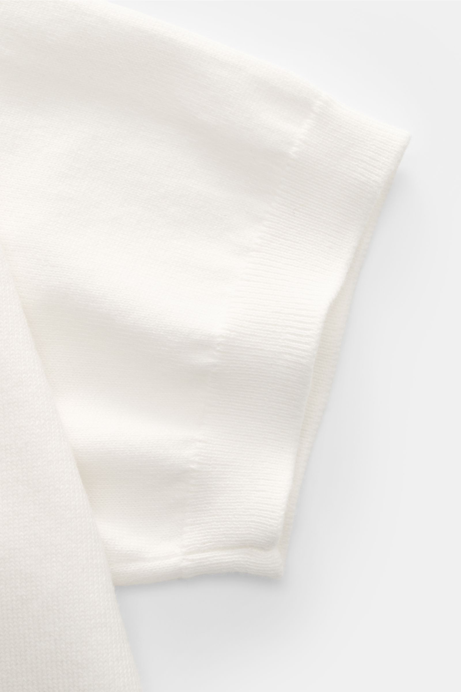 Close-up side view of the sleeve of the Polo Ralph Lauren Kurzarm-Strickpolo offwhite, a short-sleeve knit polo in offwhite color. 

Sommerlicher Klassiker: Das Kurzarm-Strickpolo von POLO RALPH LAUREN verbindet zeitloses Design mit höchstem Tragekomfo