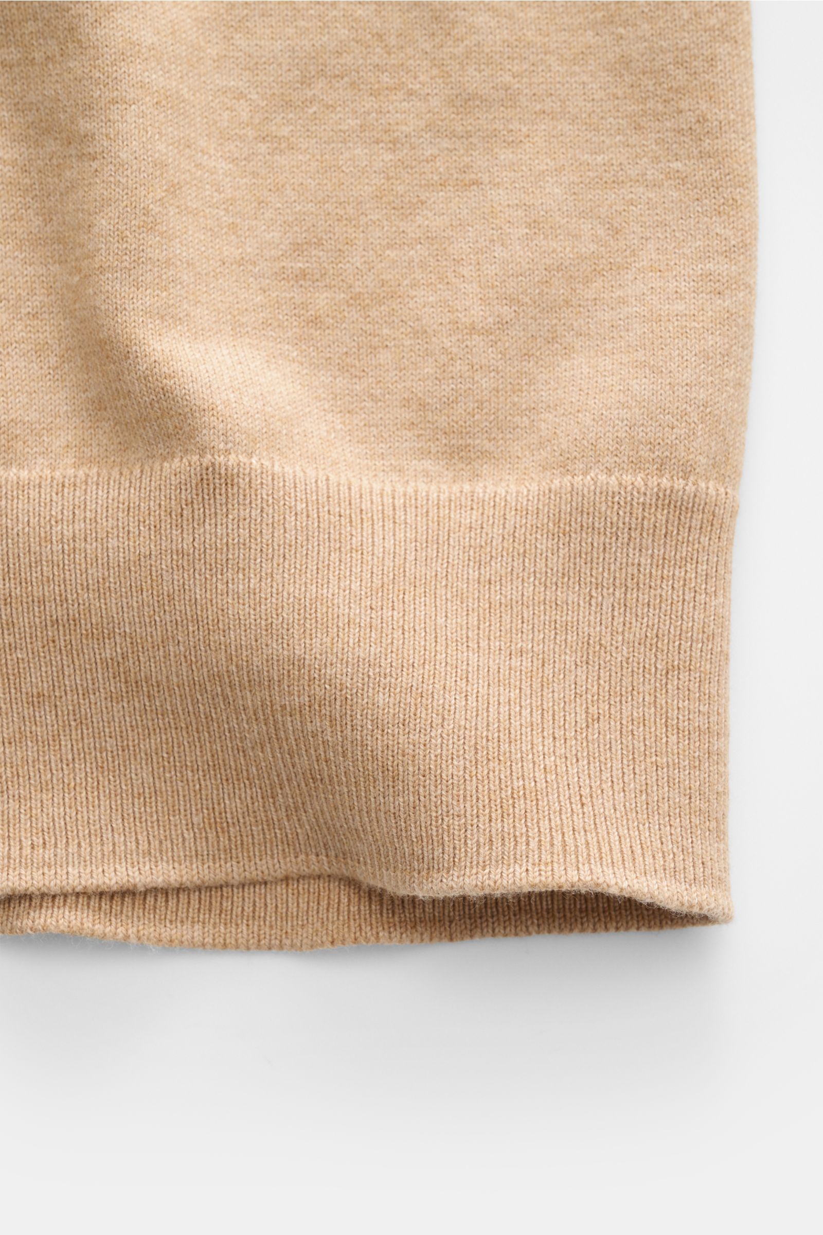Close-up, front view of the beige melange fine knit fabric and elastic hem of the Polo Ralph Lauren Kurzarm-Strickpolo. Sommerlicher Klassiker: Das Kurzarm-Strickpolo von POLO RALPH LAUREN verbindet zeitloses Design mit höchstem Tragekomfort.

