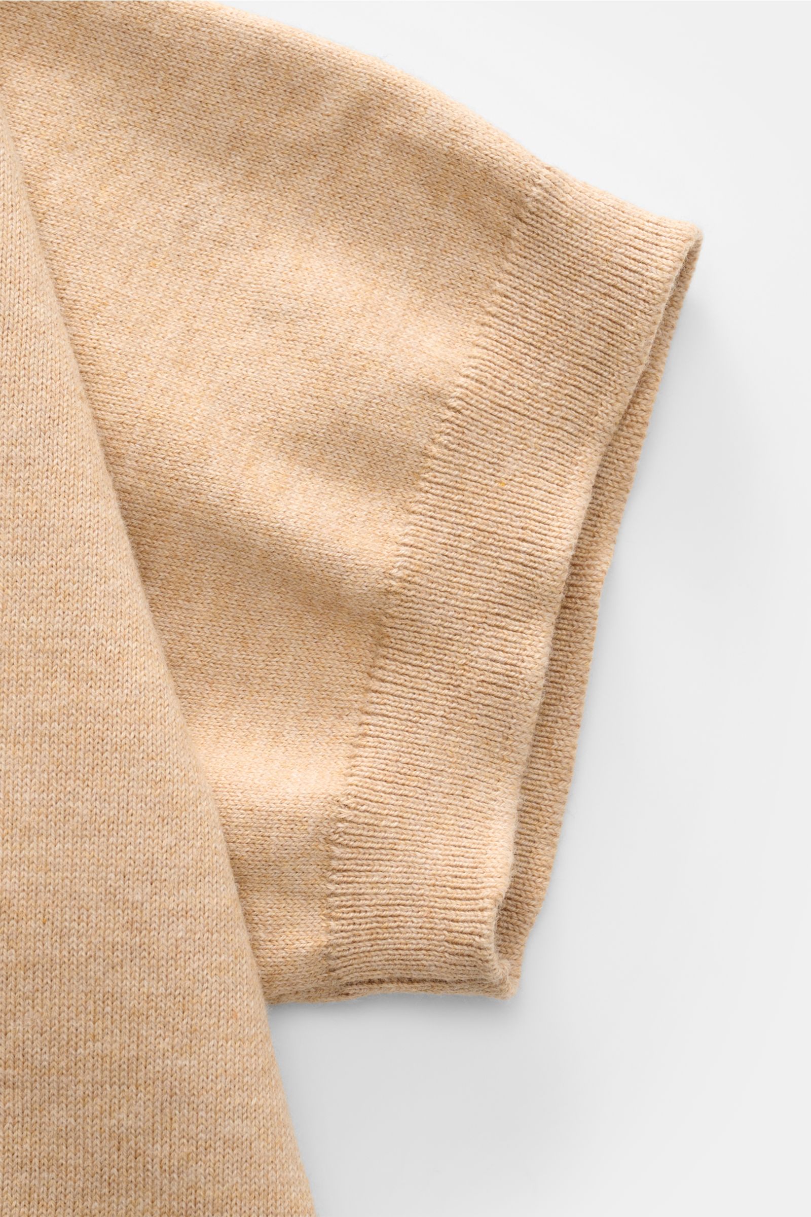 Close-up view of the sleeve of the Polo Ralph Lauren Kurzarm-Strickpolo beige meliert, showing fine knit texture and elastic cuff.

Description: Sommerlicher Klassiker: Das Kurzarm-Strickpolo von POLO RALPH LAUREN verbindet zeitloses Design mit höchste