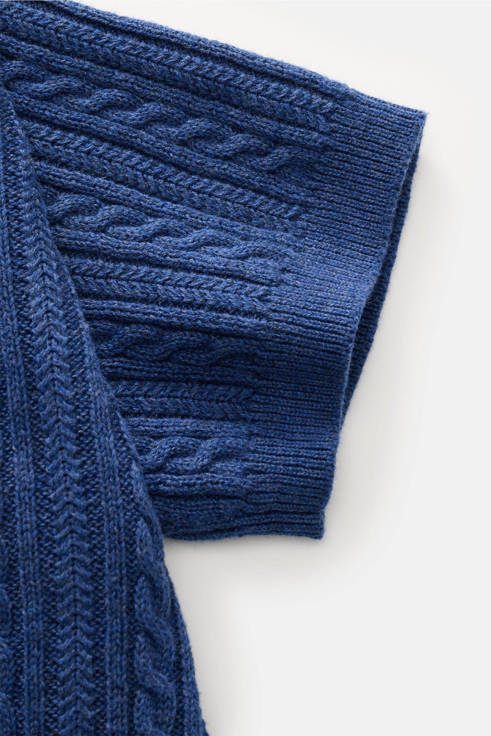 Close-up of sleeve detail of Polo Ralph Lauren Short sleeve knit polo shirt navy, showing fine cable knit pattern and elasticated cuffs.

Versatile classic: This short-sleeved knit polo by POLO RALPH LAUREN delivers maximum comfort and catches the eye 
