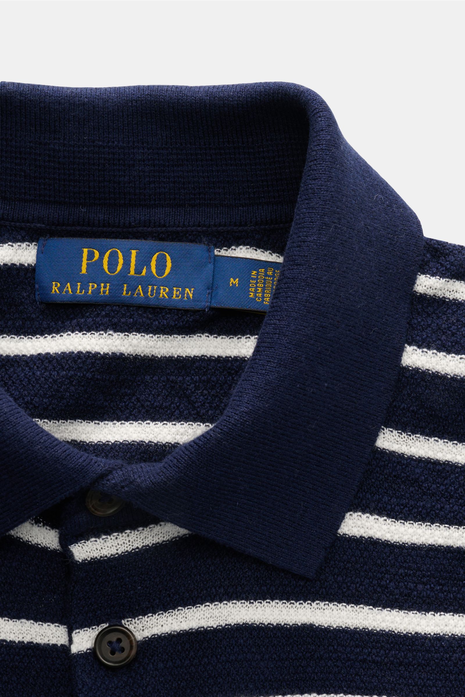 Close-up front view of Polo Ralph Lauren Kurzarm-Strickpolo navy/weiß gestreift showing navy collar, buttons, and stripes. Maritimer Blickfang: Das Kurzarm-Strickpolo von POLO RALPH LAUREN ergänzt warme Tage mit hohem Tragekomfort und stilvoller Ausstrahl