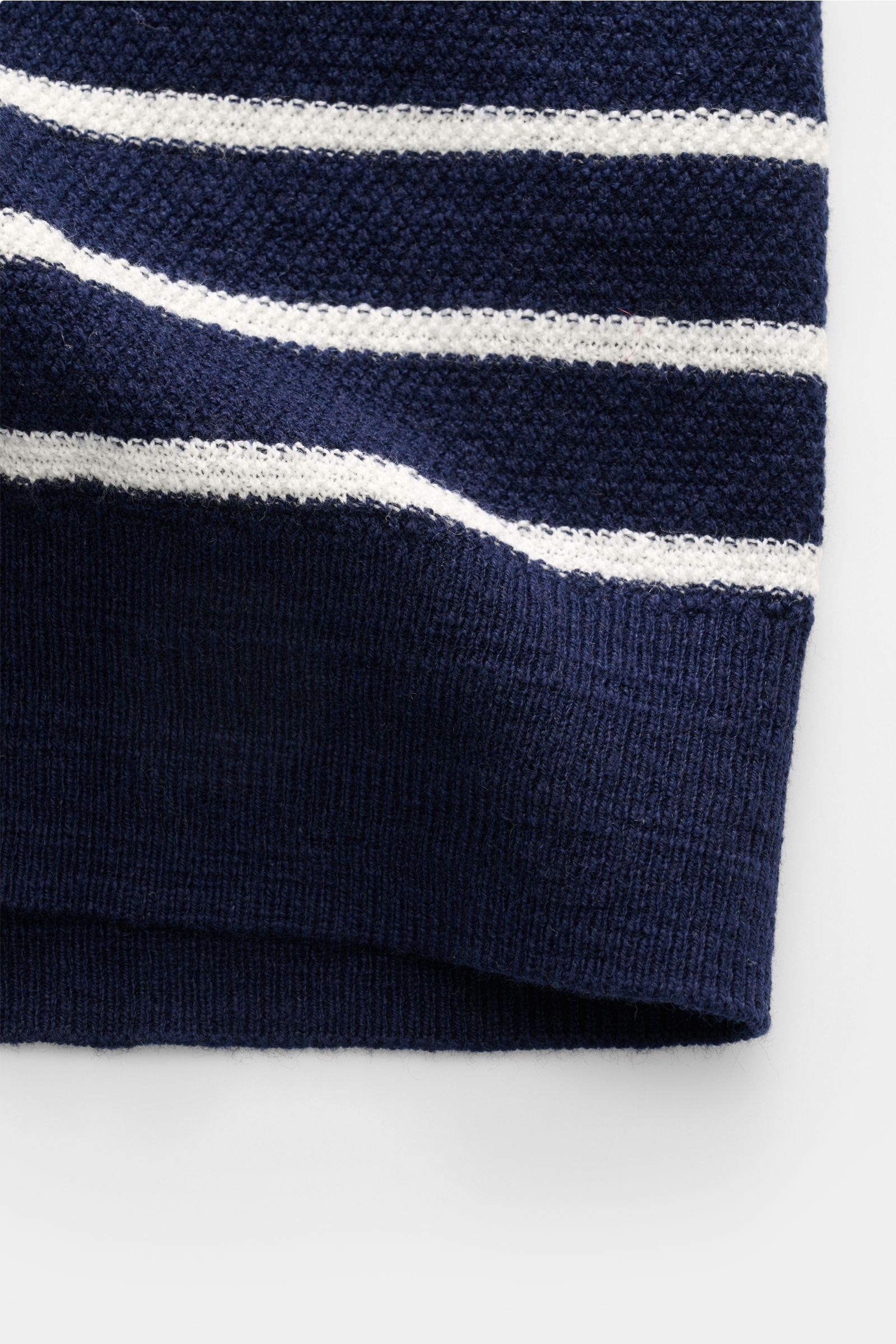 Close-up view of Polo Ralph Lauren Kurzarm-Strickpolo navy/weiß gestreift sleeve and hem, showing knit texture and stripes.

Maritimer Blickfang: Das Kurzarm-Strickpolo von POLO RALPH LAUREN ergänzt warme Tage mit hohem Tragekomfort und stilvoller Auss