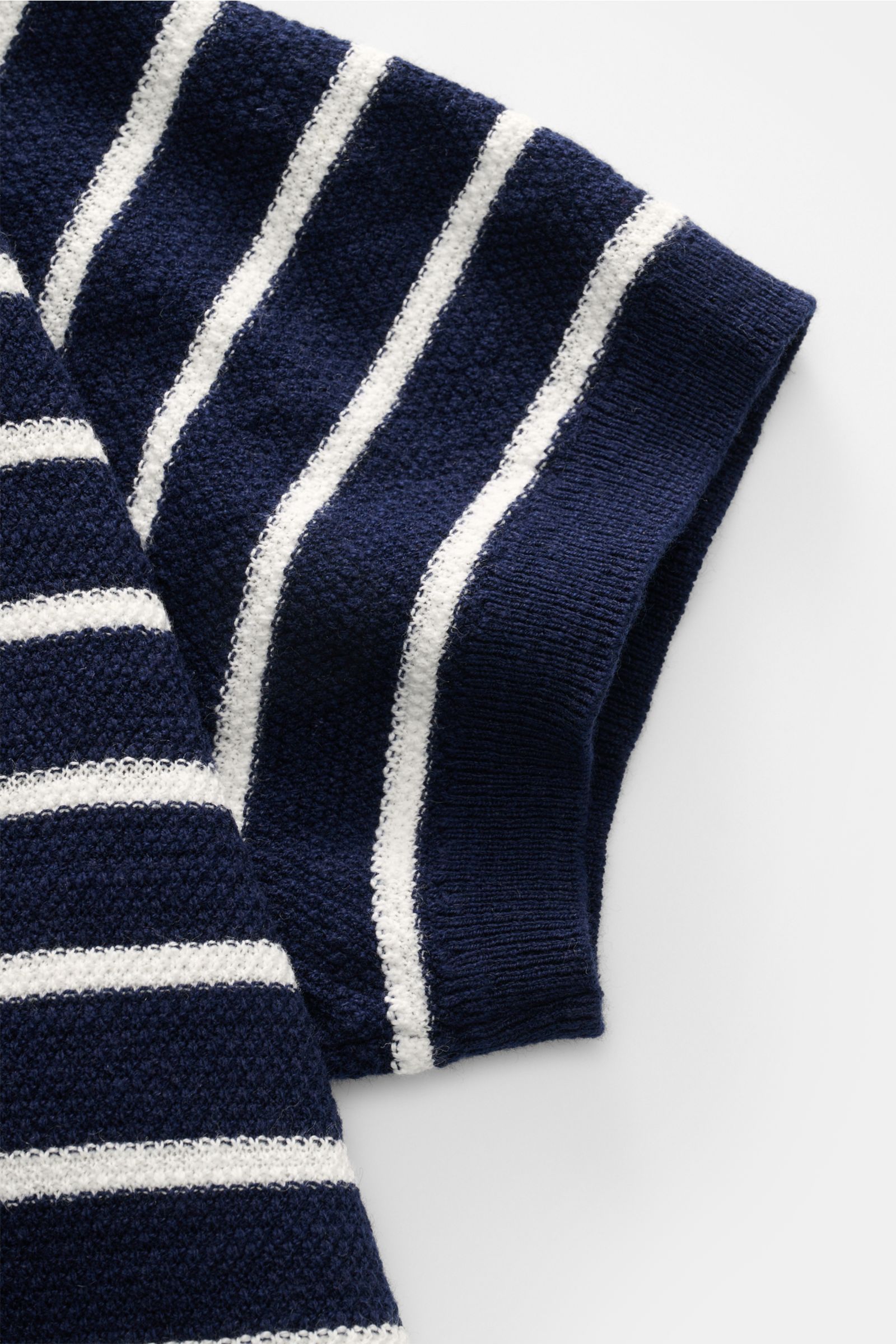 Close-up front view of Polo Ralph Lauren Kurzarm-Strickpolo navy/weiß gestreift sleeve showing navy and white maritime stripes, cotton and linen knit texture. Maritimer Blickfang: Das Kurzarm-Strickpolo von POLO RALPH LAUREN ergänzt warme Tage mit hohem T