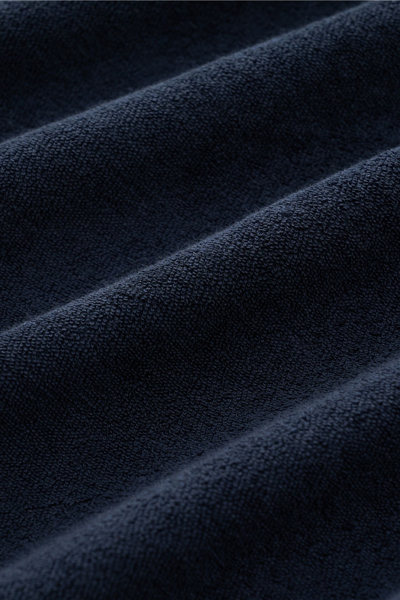 Nahaufnahme des navyfarbenen Baumwoll-Frottee-Stoffs des 04651/ A trip in a bag Frottee-Poloshirt 'Terry Johnny', weich und strukturiert.