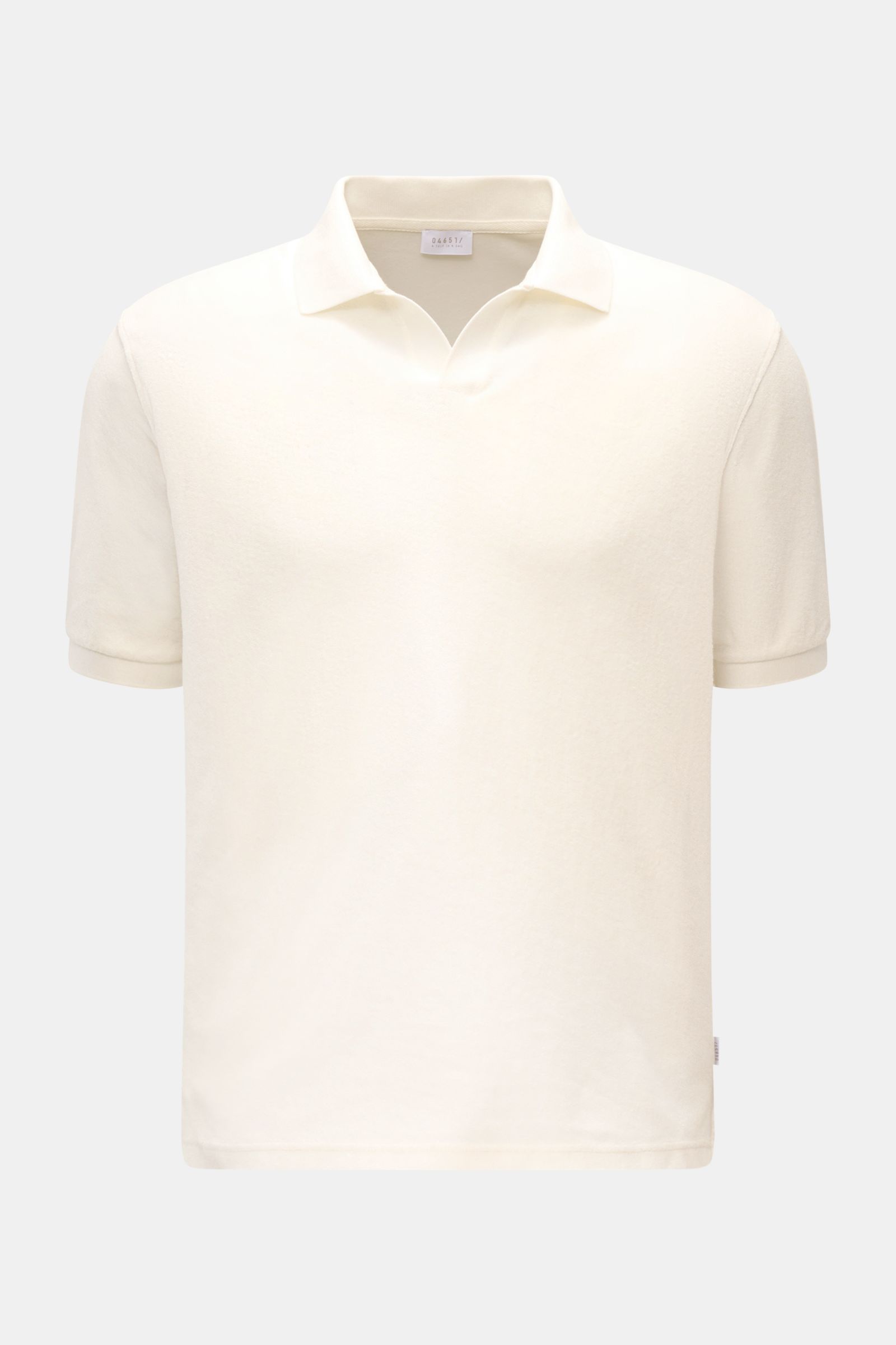 Frontale Aufnahme des offwhite 04651/ A trip in a bag Frottee-Poloshirts 'Terry Johnny' mit kurzem Arm, Polokragen und Baumwoll-Frottee.