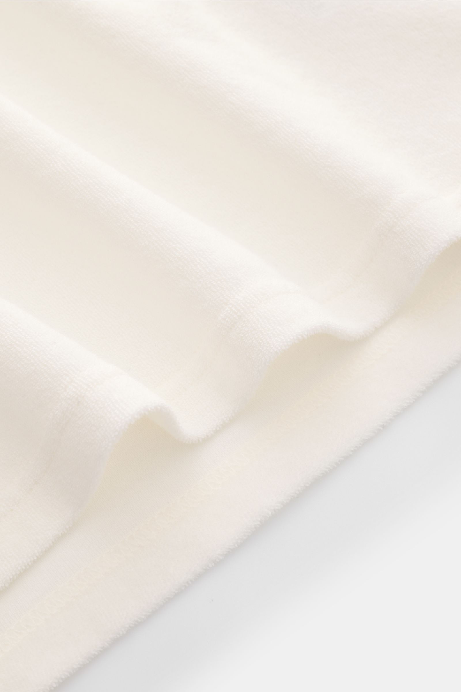 04651/ A trip in a bag Frottee-Poloshirt 'Terry Johnny' offwhite, Nahaufnahme Saum mit kurzen Schlitzen, weicher Baumwoll-Frottee, Regular Fit, offener Kragen.