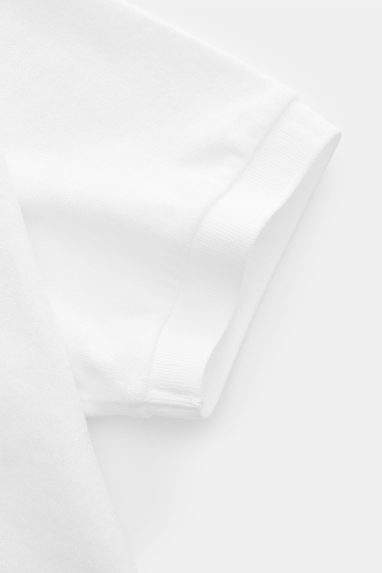 Close-up side view of the short sleeve cuff of the 04651/ A trip in a bag Terry polo shirt 'Terry Johnny' white, made of soft pure cotton terrycloth.

Description: Holiday feel you can wear: This short sleeve polo shirt in comfortable cotton terry by 0