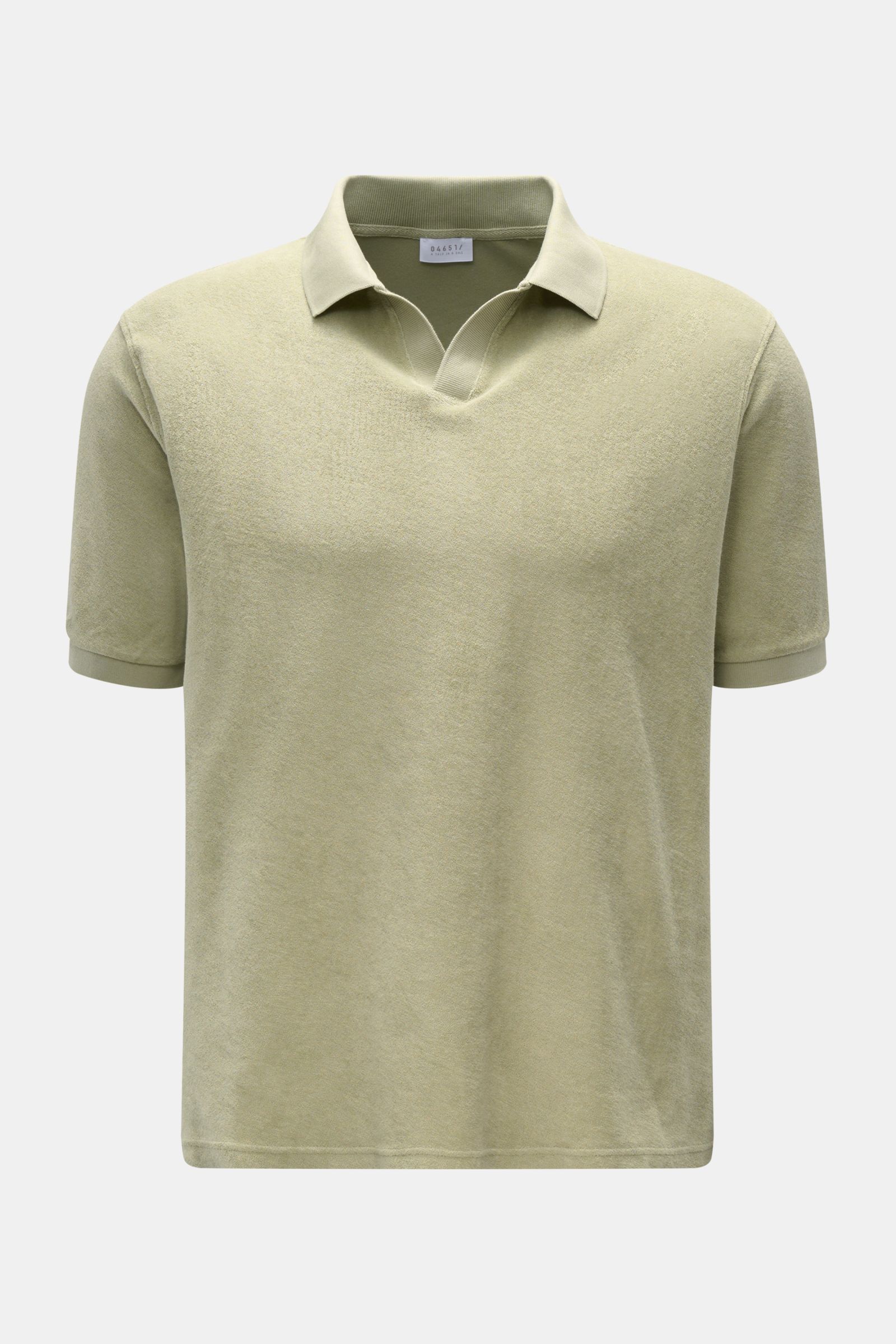 Frontansicht des salbeigrünen 04651/ A trip in a bag Frottee-Poloshirt 'Terry Johnny' mit offenem Polokragen aus weichem Baumwoll-Frottee.