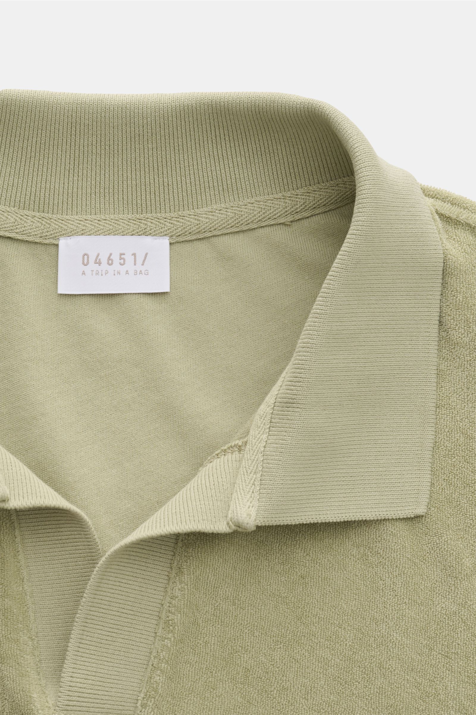 Nahaufnahme des salbei-farbenen 04651/ A trip in a bag Frottee-Poloshirts 'Terry Johnny' mit Polokragen, offener Kragenleiste und weichem Baumwoll-Frottee.