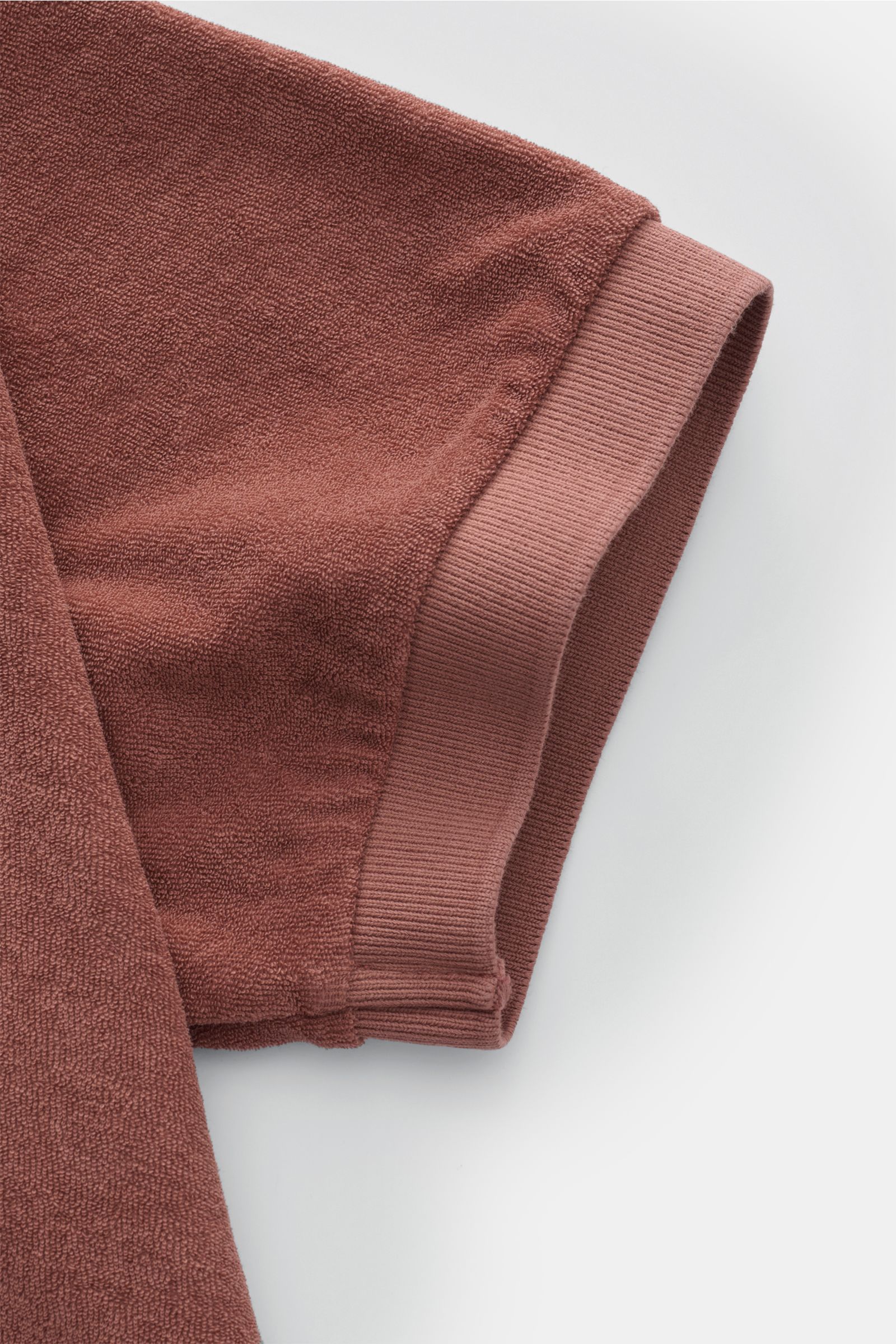 04651/ A trip in a bag Frottee-Poloshirt 'Terry Johnny' rostbraun, kurzarm, aus weichem Baumwoll-Frottee, Detailansicht Ärmel mit Rippbündchen.