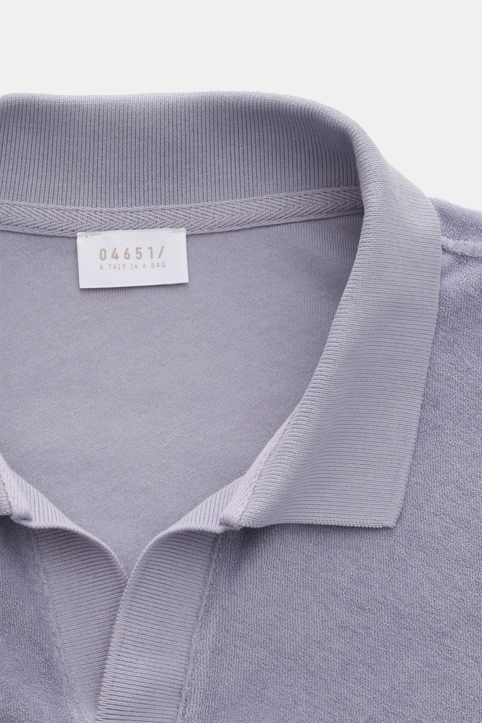Nahaufnahme von Kragen und offener Leiste des 04651/ A trip in a bag Frottee-Poloshirt 'Terry Johnny' lavender aus weichem Baumwoll-Frottee.