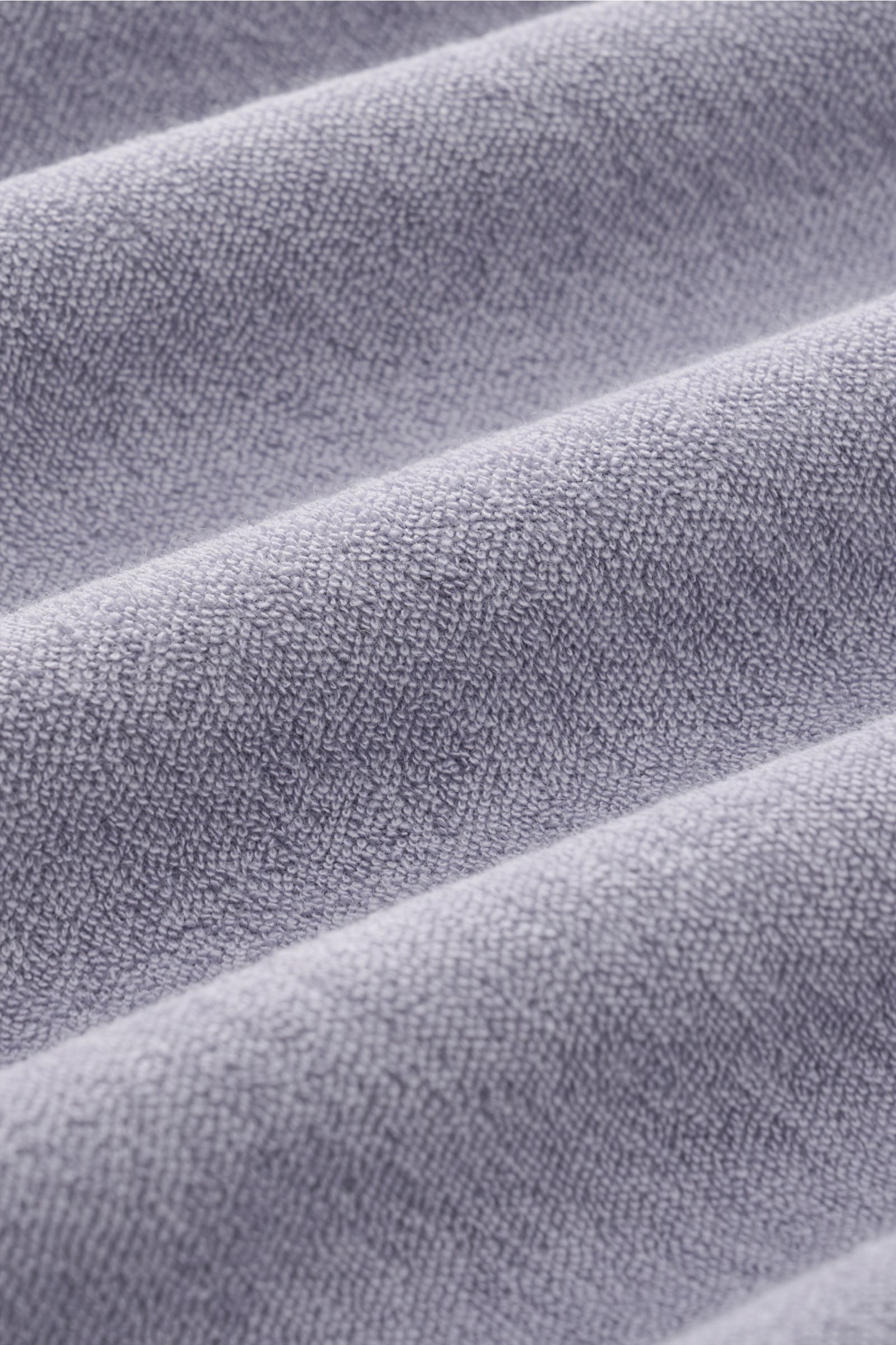 Nahaufnahme des weichen Baumwoll-Frottee-Stoffs in Lavendel, Detailtextur des 04651/ A trip in a bag Frottee-Poloshirt 'Terry Johnny' lavender.