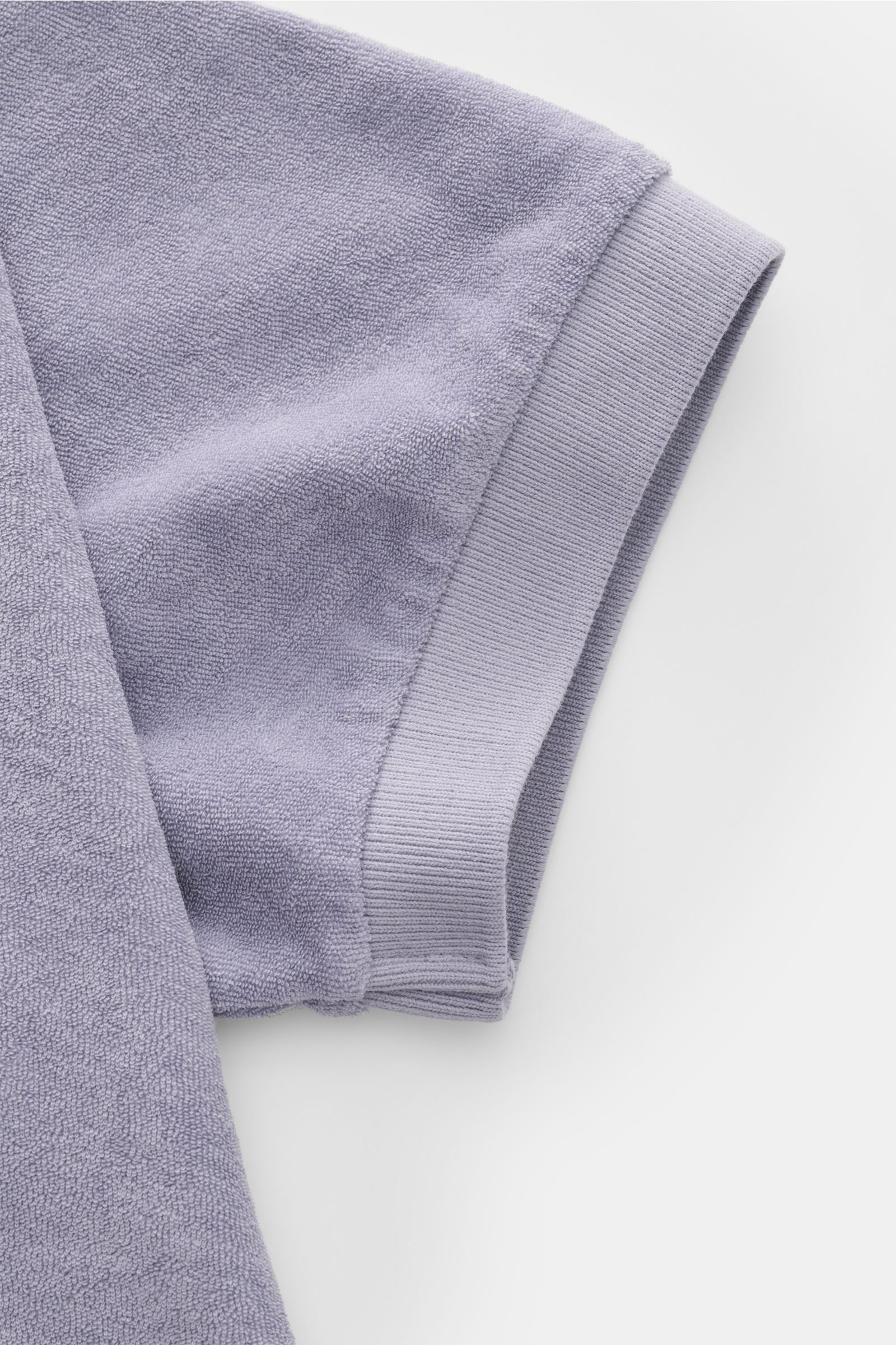 Nahaufnahme des Ärmels aus Frottee des 04651/ A trip in a bag Frottee-Poloshirt 'Terry Johnny' lavender in Regular Fit mit weichem Griff und offener Kragenleiste.