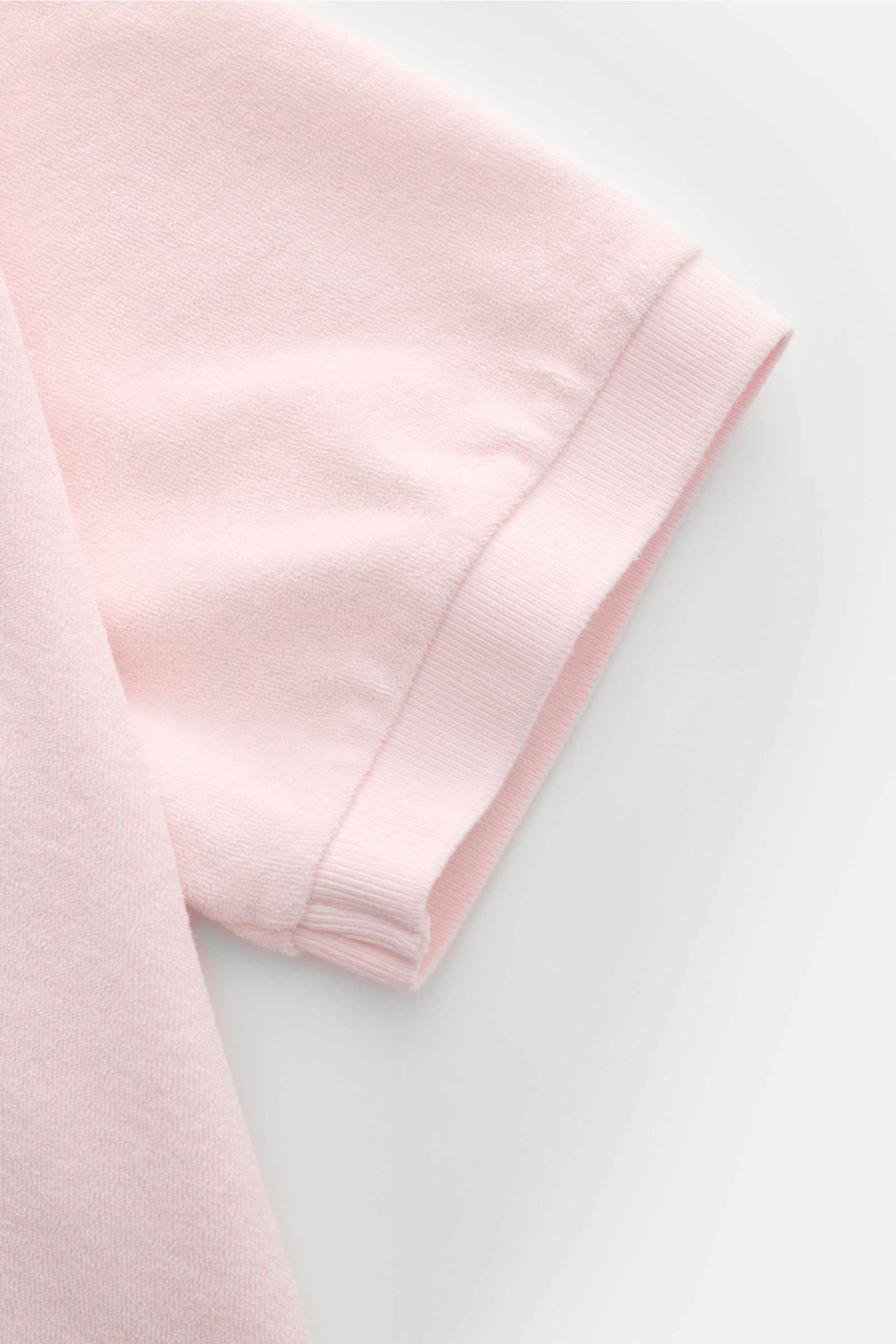 Close-up side view of the short sleeve cuff of the 04651/ A trip in a bag Terry polo shirt 'Terry Johnny' rose in soft cotton terry fabric.

Holiday feel you can wear: This short sleeve polo shirt in comfortable cotton terry by 04651/ A TRIP IN A BAG i