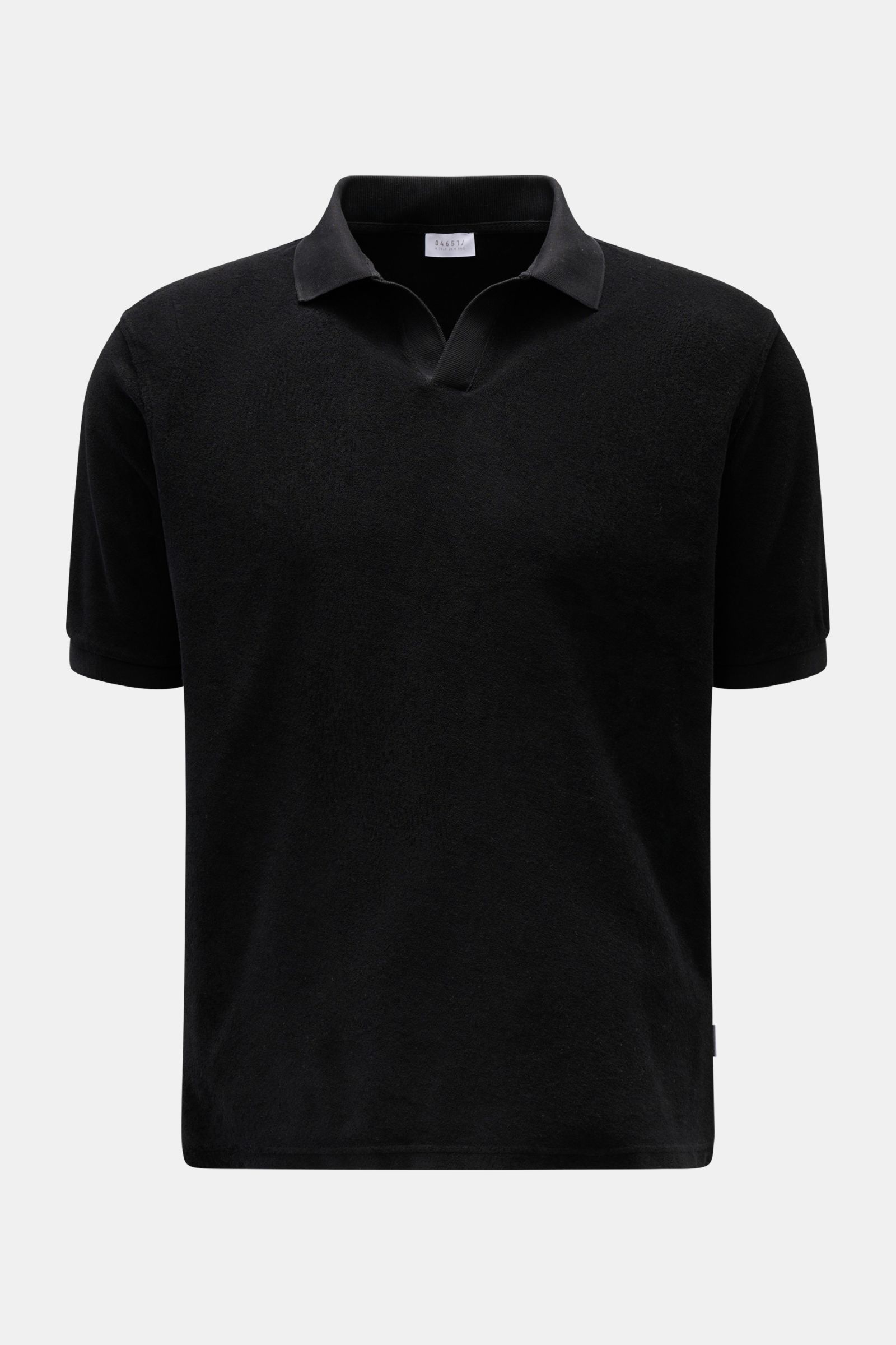 Schwarzes 04651/ A trip in a bag Frottee-Poloshirt 'Terry Johnny' in Frontansicht mit offenem Kragen, Kurzarm, Baumwoll-Frottee, Regular Fit.