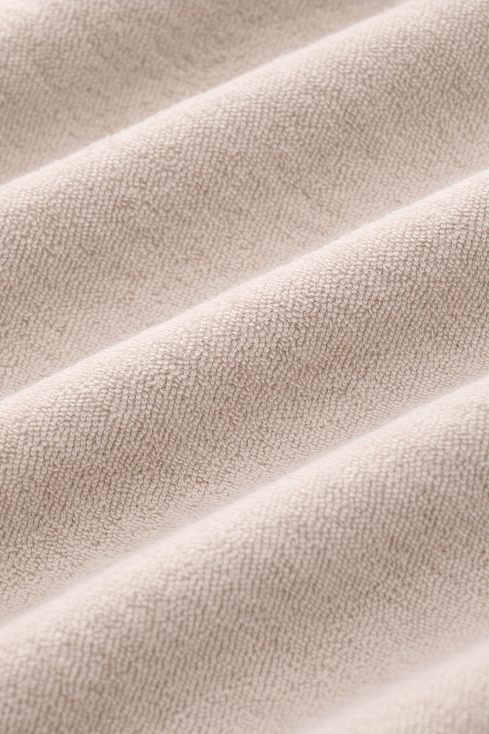 04651/ A trip in a bag Frottee-Poloshirt 'Terry Polo' beige in Nahaufnahme, Frottee aus reiner Baumwolle mit weichem Griff und feiner Struktur.