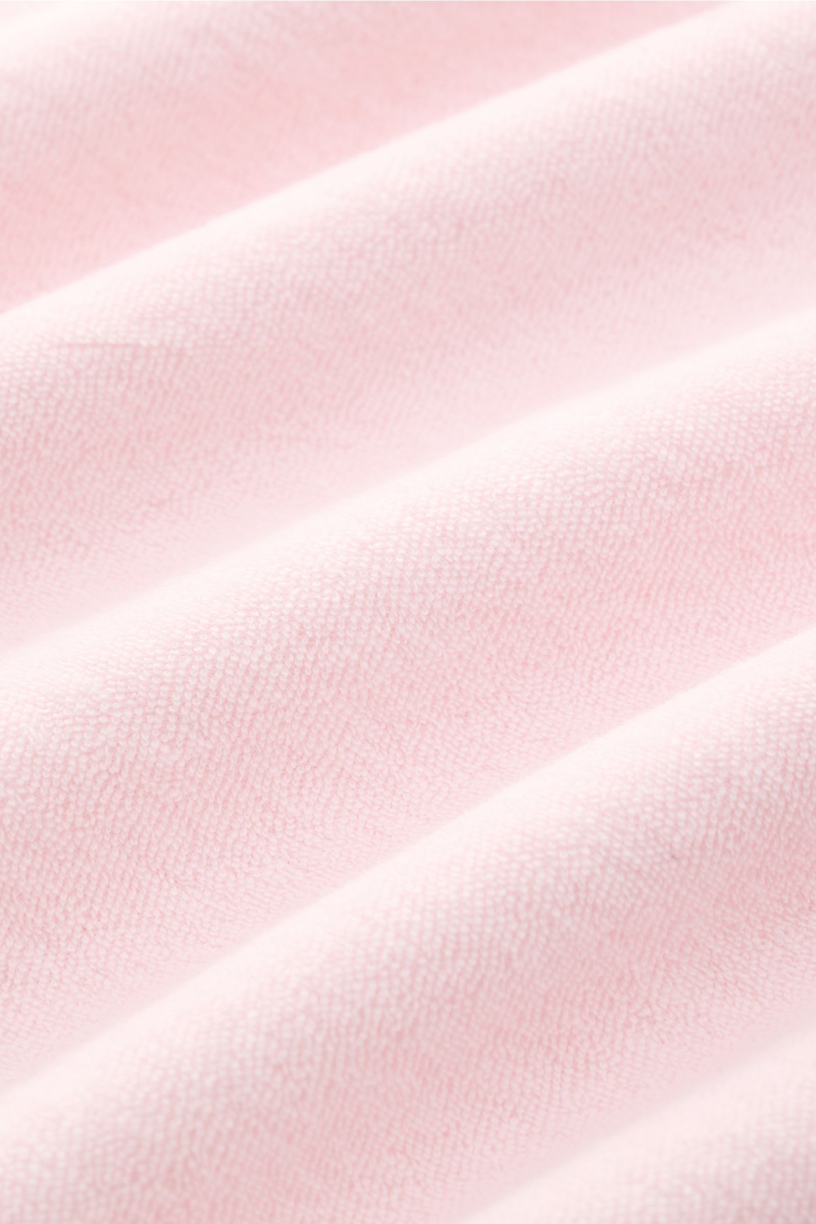 Close-up des roséfarbenen Frottee-Stoffs vom 04651/ A trip in a bag Frottee-Poloshirt 'Terry Polo' aus reiner Baumwolle mit weichem Griff.