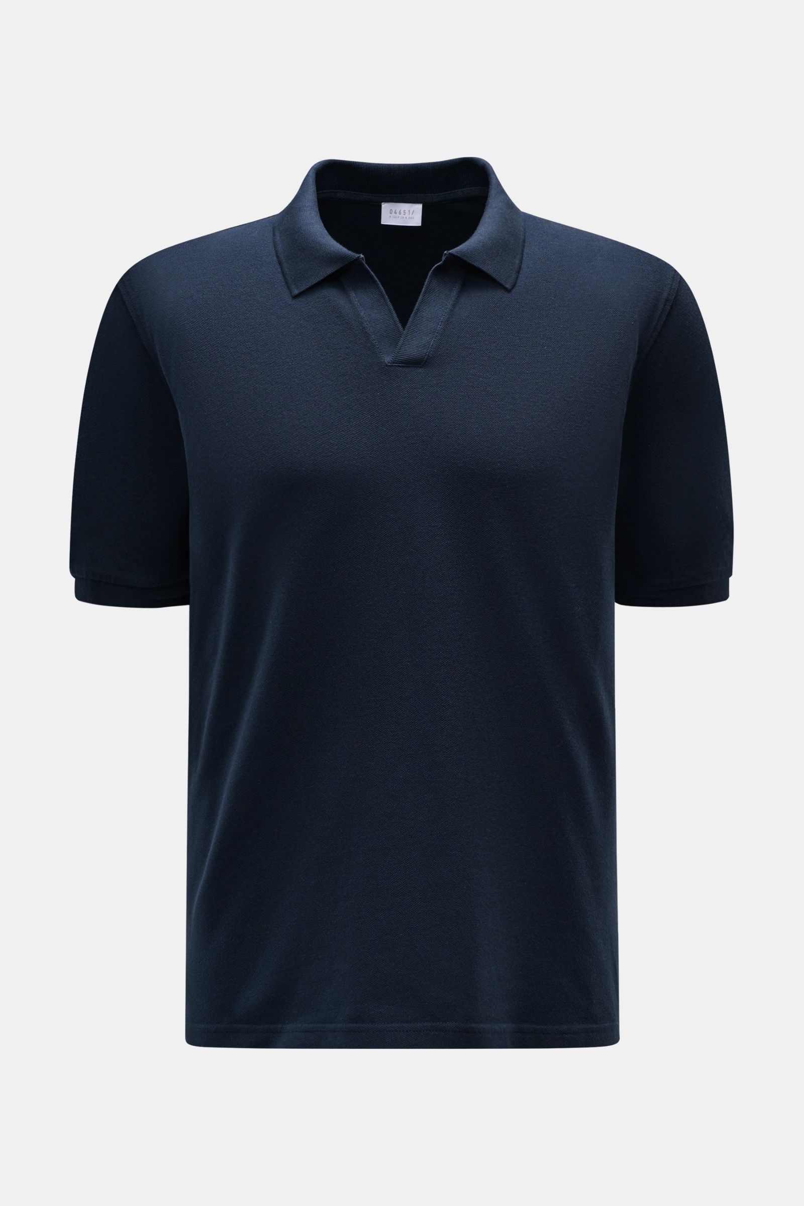 Frontansicht des navyfarbenen 04651/ A trip in a bag Poloshirt 'Johnny' mit offenem Kragen, Piqué-Baumwolle, Regular Fit, kurzen Ärmeln.