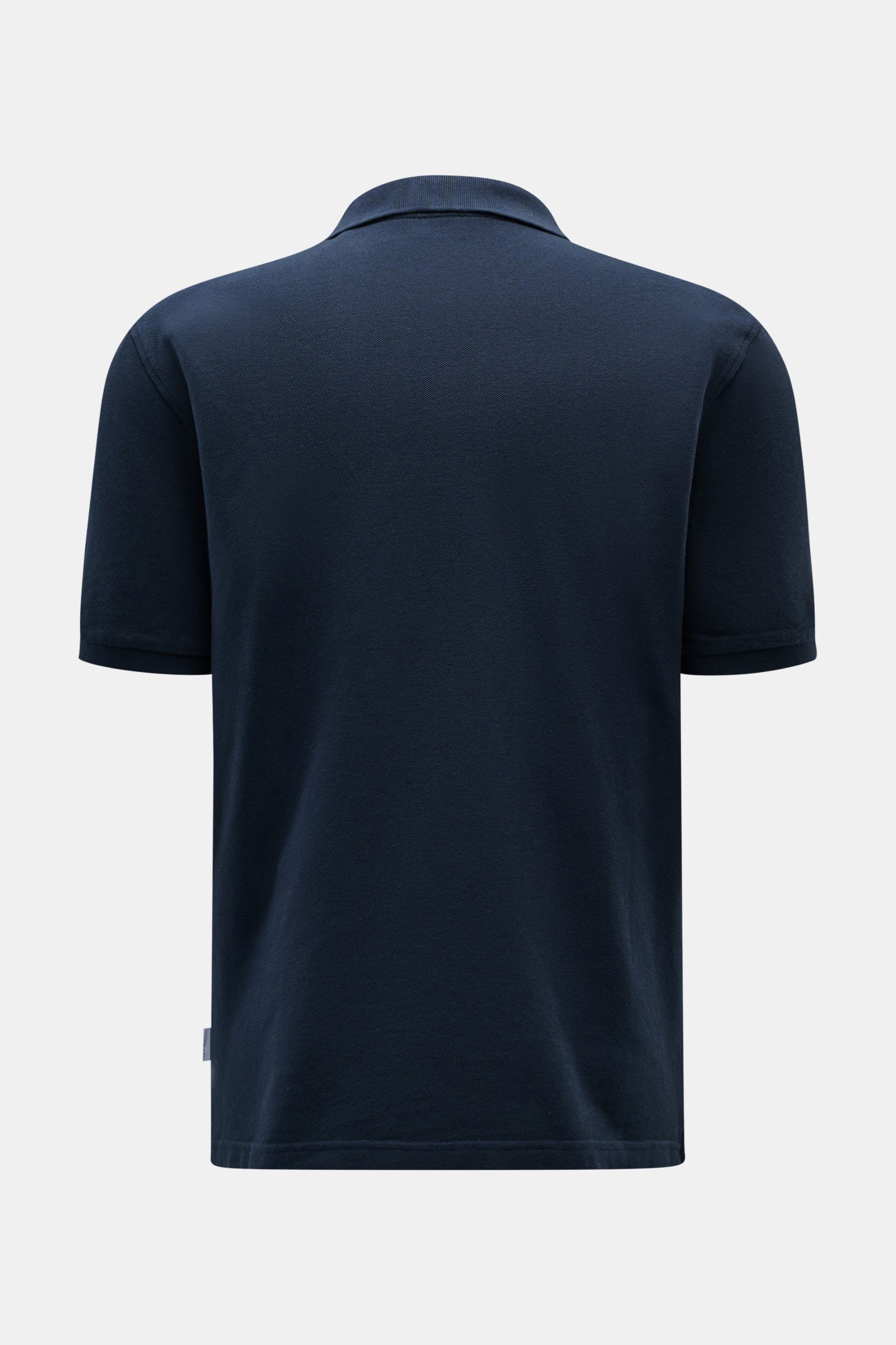 Rückansicht des navyfarbenen 04651/ A trip in a bag Poloshirts 'Johnny' aus reiner Baumwolle, Regular Fit, offener Kragen, kurze Ärmel.
