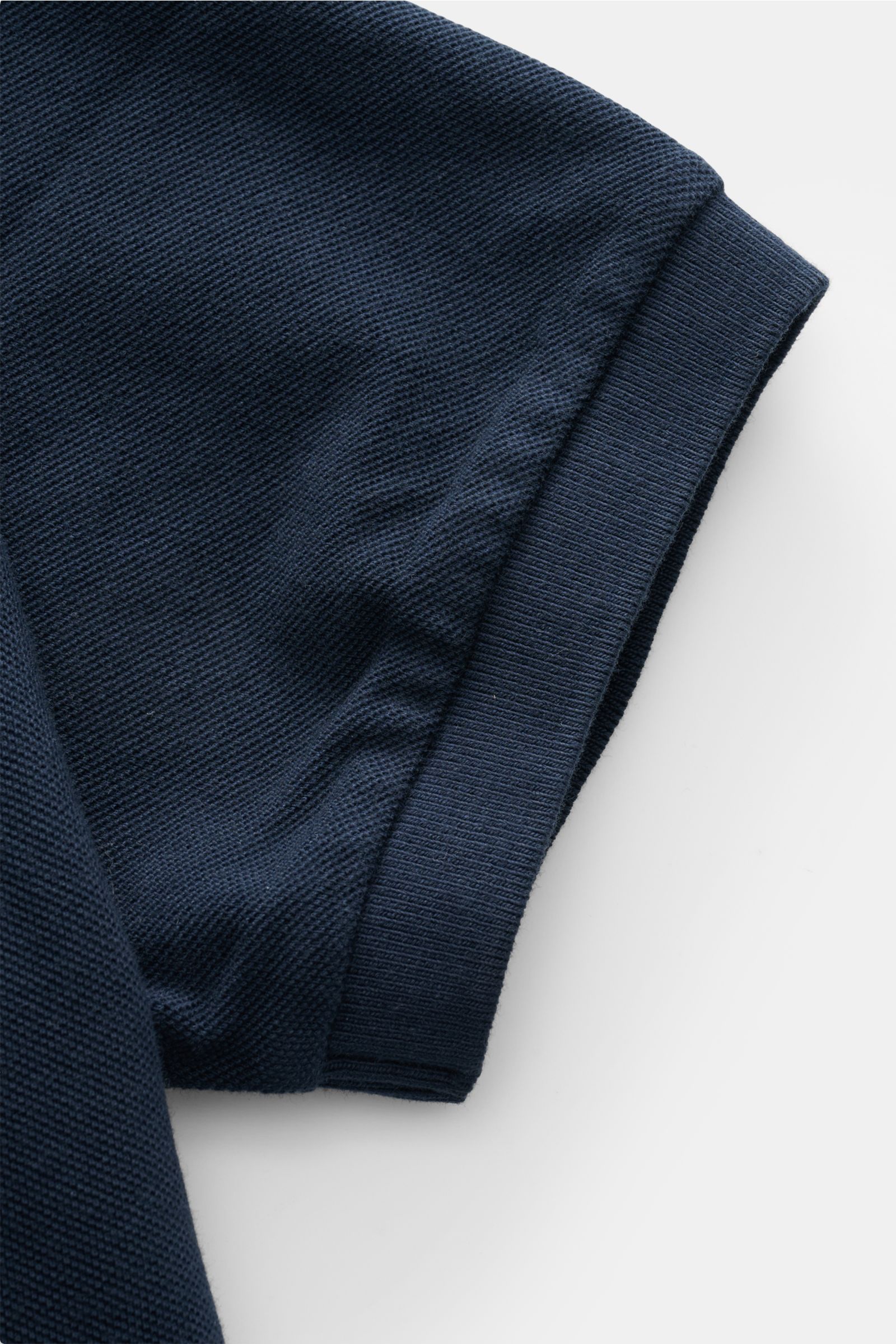 04651/ A trip in a bag Poloshirt 'Johnny' navy im Detail, Nahaufnahme von Ärmelbündchen und Piqué-Baumwolle, Regular Fit, offener Kragen, komfortabel.