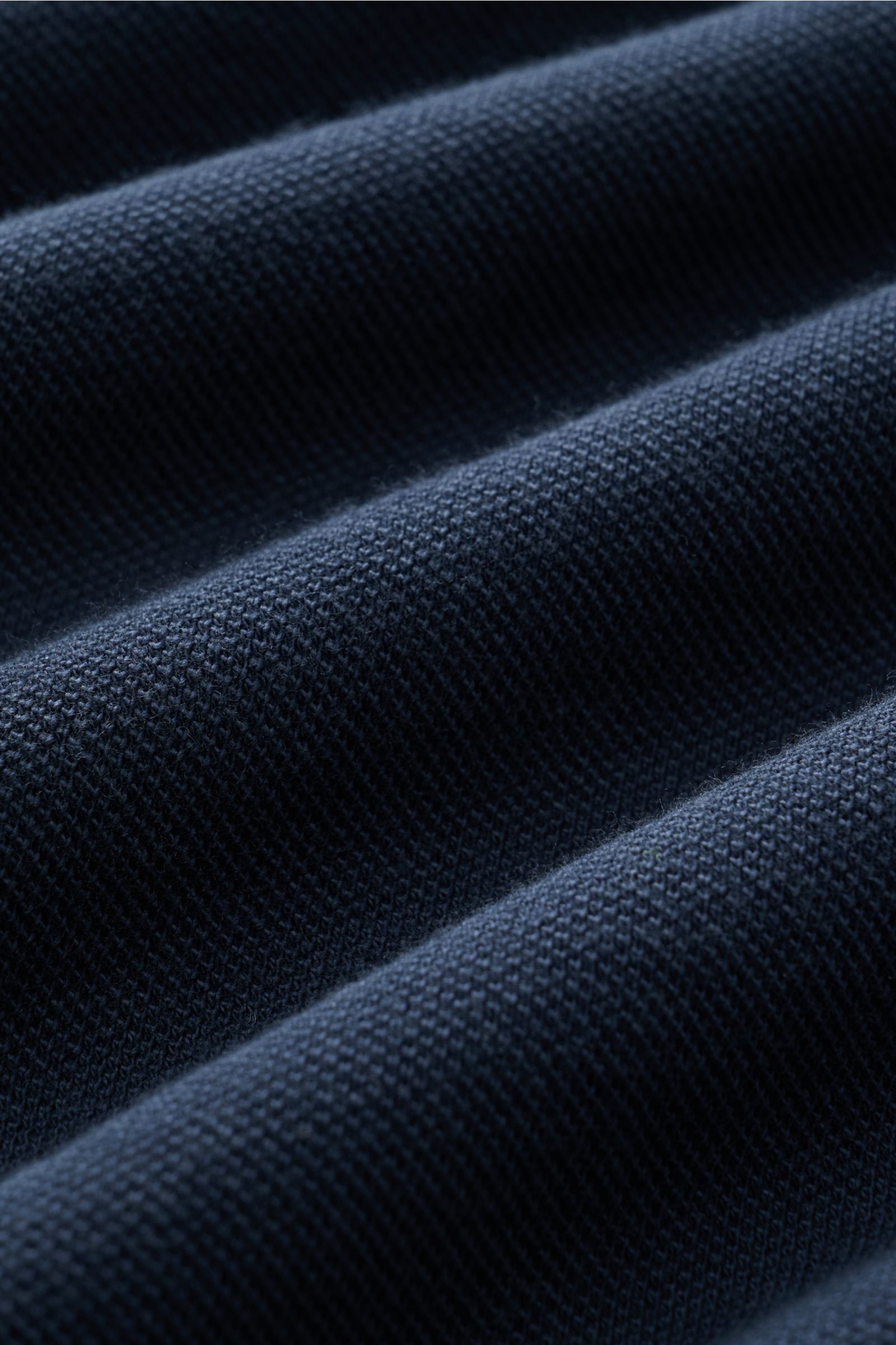 Nahaufnahme der feinen Piqué-Baumwollstruktur in Navy des 04651/ A trip in a bag Poloshirt 'Johnny' navy mit offener Kragenleiste.